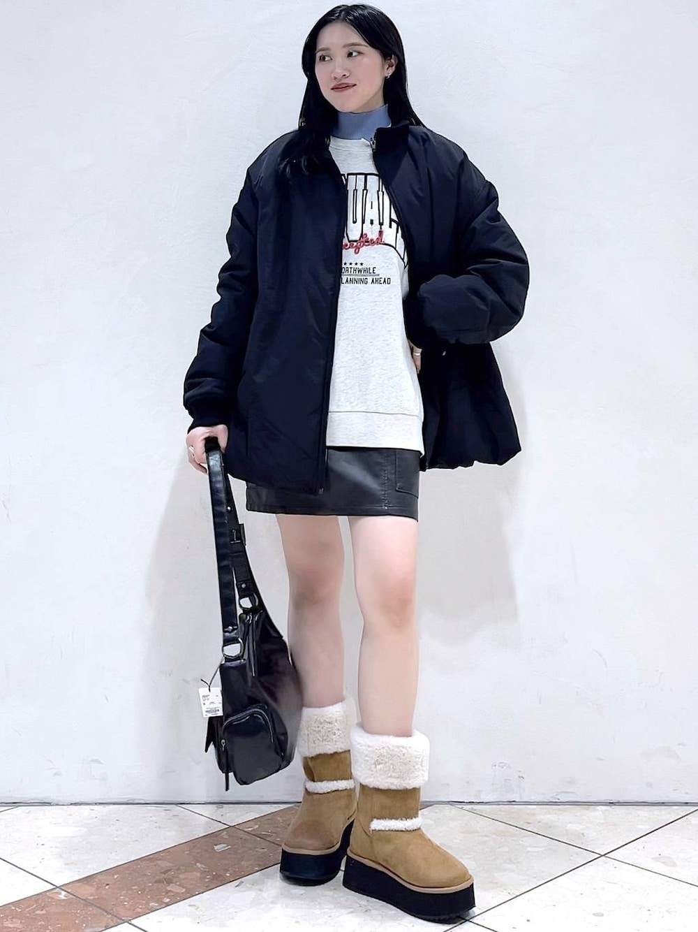 「モード、女子ウケ、着痩せ・細見え、骨格ストレート、個性派、韓国系、メンズライク、ストリート、カジュアル、PAGEBOY、アウター、冬コーデ、冬アウター、ブルゾン、MA-1」｜「PAGEBOYのバイカラースリーブハイネックニット（ニット/セーター、ブルー系）」を使った、misao1130さん（レディース・161cm）の冬コーディネートの1枚目の写真