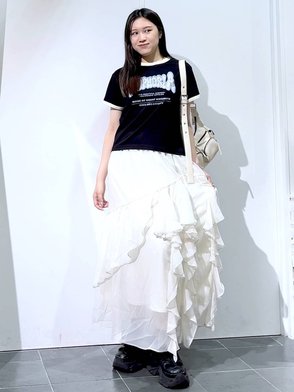 「モード、女子ウケ、着痩せ・細見え、骨格ストレート、個性派、韓国系、メンズライク、ストリート、カジュアル、PAGEBOY、スカート、Tシャツ、夏コーデ、おでかけ、デートコーデ」｜「PAGEBOYのプラットチャンキースニーカー（スニーカー、ブラック系）」を使った、misao1130さん（レディース・161cm）の夏コーディネートの1枚目の写真