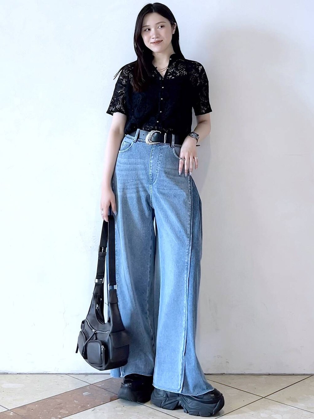 「スニーカー、骨格ストレート、個性派、韓国系、メンズライク、ストリート、カジュアル、PAGEBOY、デニムパンツ、夏コーデ、モード、女子ウケ、着痩せ・細見え」｜「PAGEBOYのプラットチャンキースニーカー（スニーカー、ブラック系）」を使った、misao1130さん（レディース・161cm）の春コーディネートの1枚目の写真