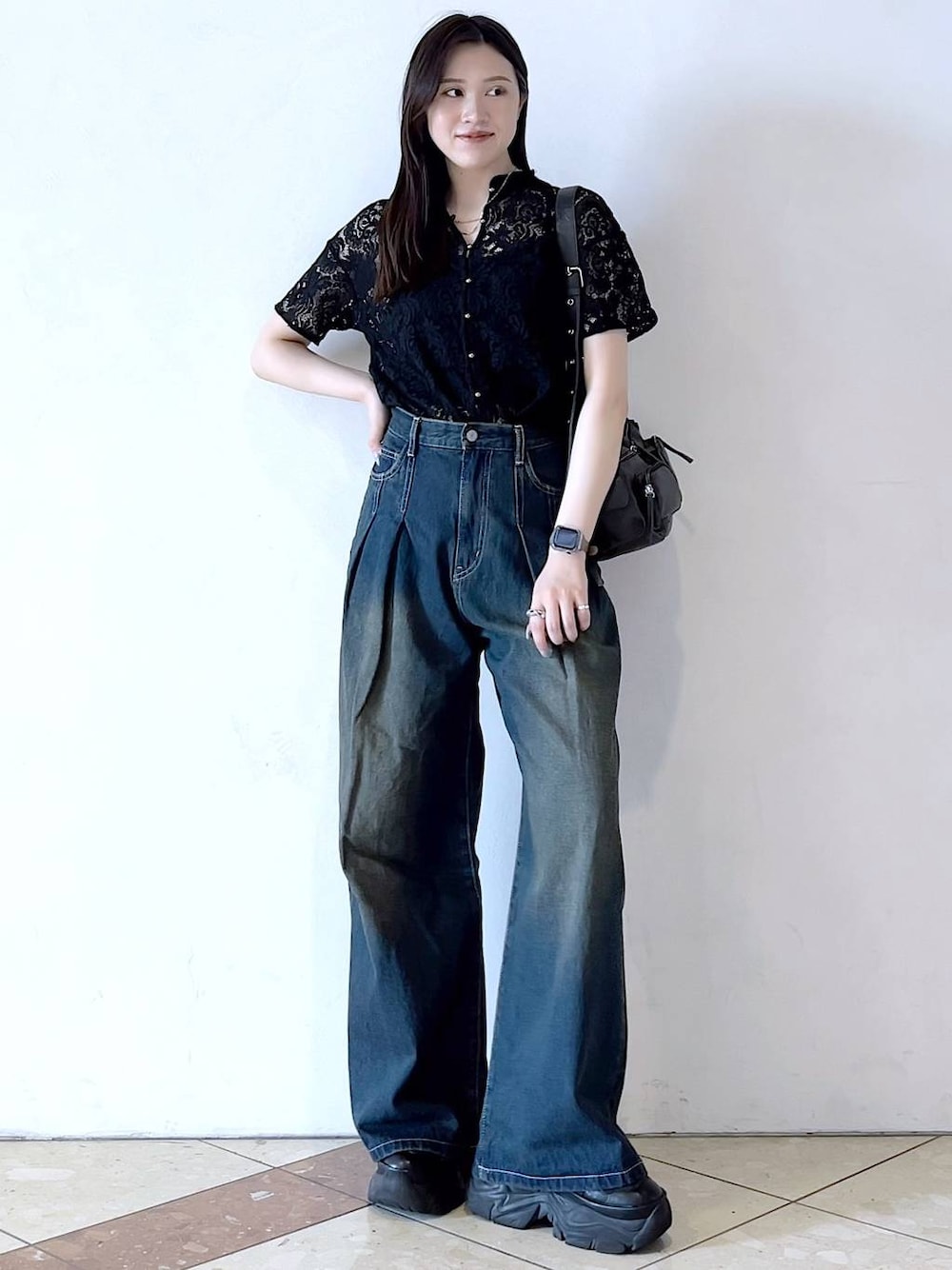 「デニムパンツ、ブラウス、夏コーデ、大人カジュアル、きれいめカジュアル、スニーカー、おでかけ、モード、女子ウケ、着痩せ・細見え、骨格ストレート、個性派、韓国系、メンズライク、ストリート」｜「PAGEBOYのプラットチャンキースニーカー（スニーカー、ブラック系）」を使った、misao1130さん（レディース・161cm）の春コーディネートの1枚目の写真