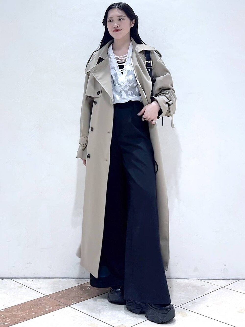 「モード、女子ウケ、着痩せ・細見え、骨格ストレート、個性派、韓国系、メンズライク、ストリート、カジュアル、PAGEBOY、トレンチコート、コート、春アウター、春コーデ、ブラウス」｜「PAGEBOYのプラットチャンキースニーカー（スニーカー、ブラック系）」を使った、misao1130さん（レディース・161cm）の春コーディネートの1枚目の写真