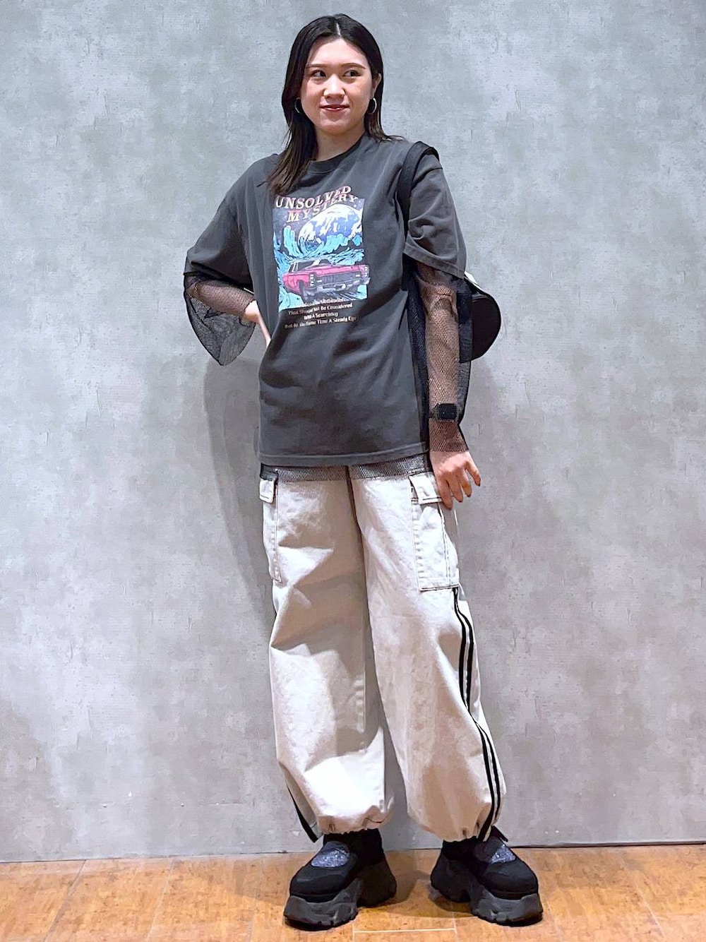 「モード、女子ウケ、着痩せ・細見え、骨格ストレート、個性派、韓国系、メンズライク、ストリート、カジュアル、PAGEBOY、デニムパンツ、Tシャツ、春コーデ、レイヤードスタイル」｜「PBLIMのPBLIM/ナイロンボストンバック（ドラムバッグ、ブラック系）」を使った、misao1130さん（レディース・161cm）の春コーディネートの1枚目の写真