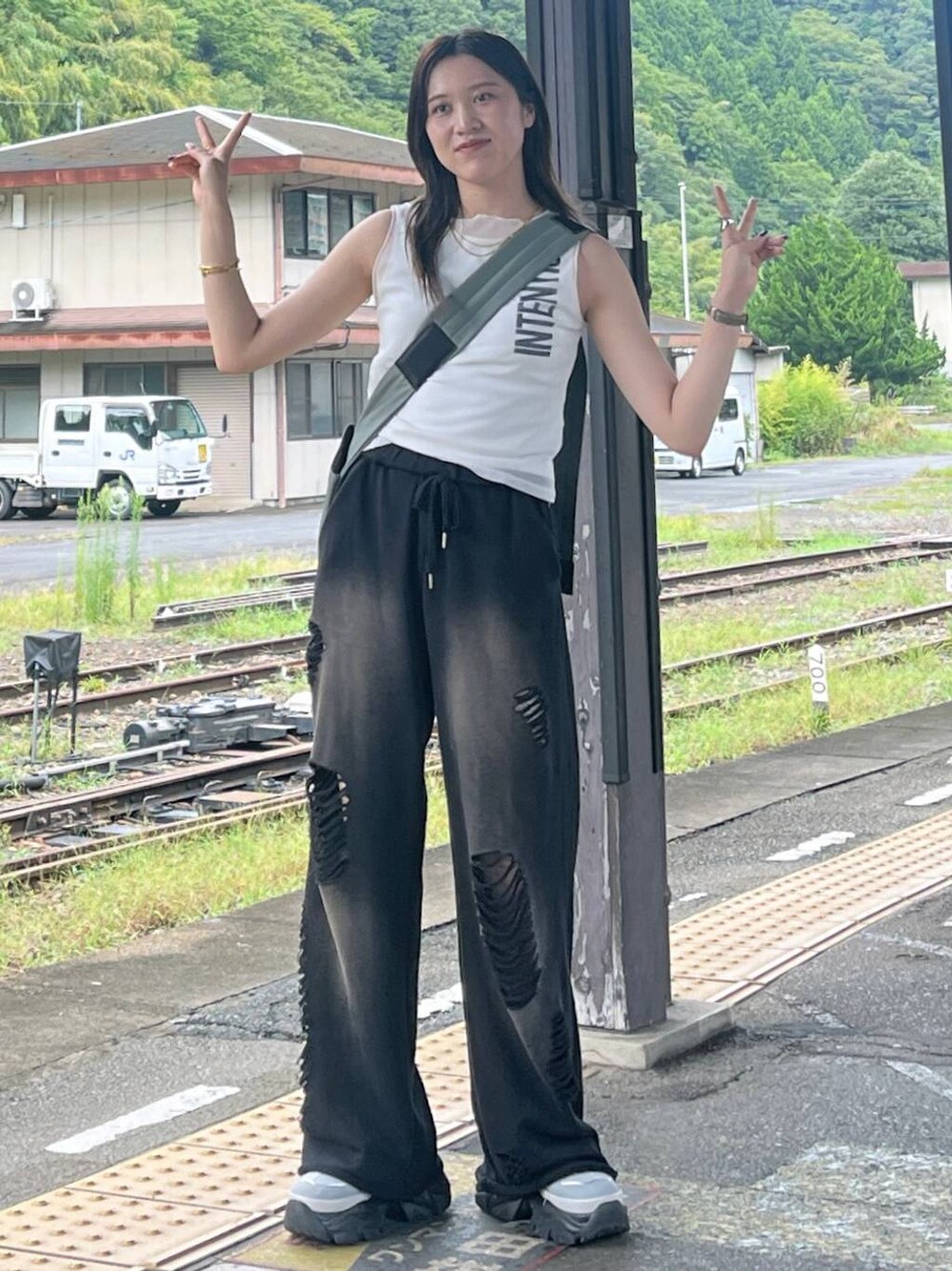 「モード、女子ウケ、着痩せ・細見え、骨格ストレート、メンズライク、PAGEBOY、Anui、スウェットパンツ、個性派、韓国系、ストリート、カジュアル」｜「PAGEBOYのプラットチャンキースニーカー（スニーカー、グレー系）」を使った、misao1130さん（レディース・161cm）の夏コーディネートの1枚目の写真