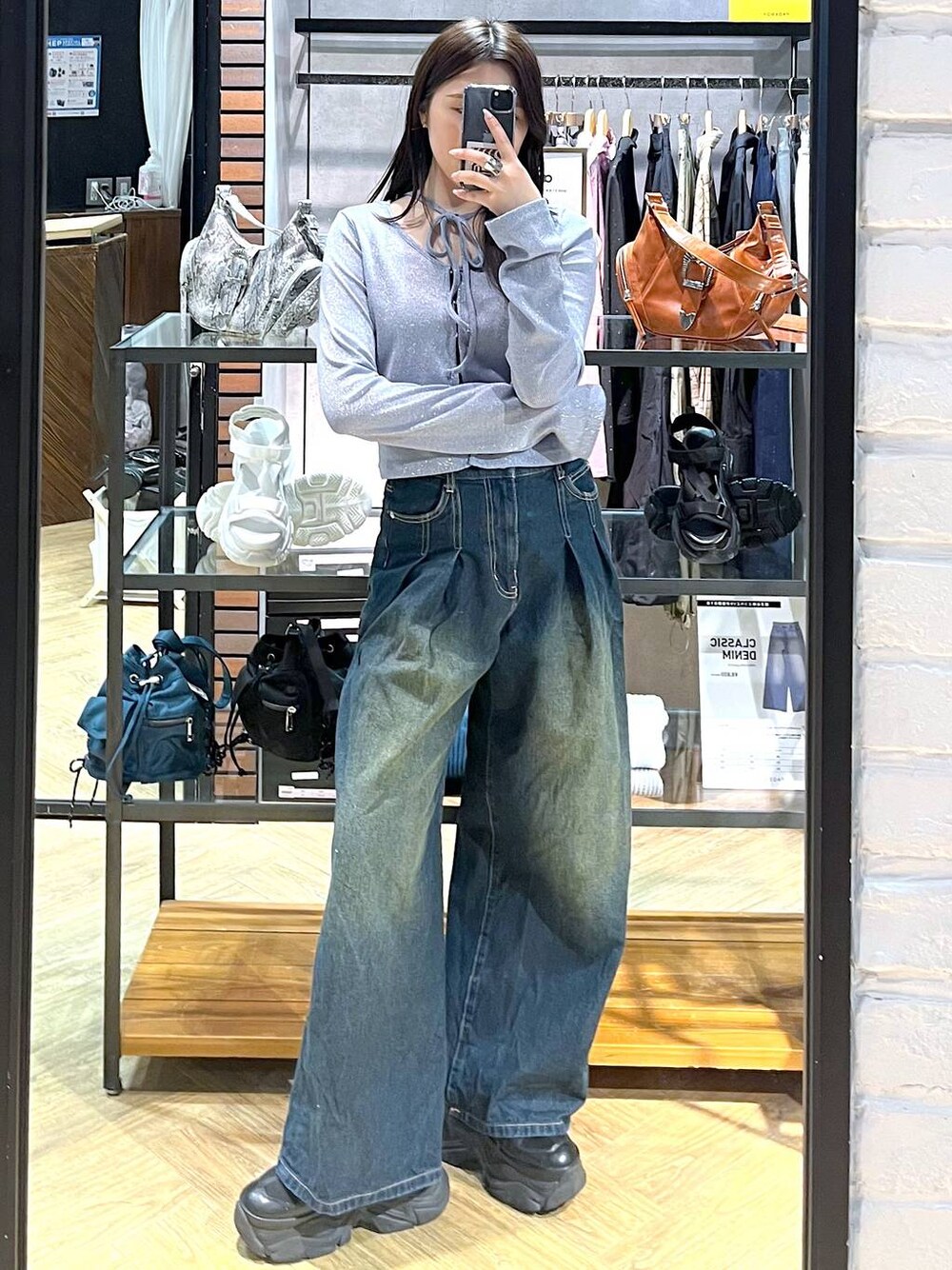 「モード、女子ウケ、着痩せ・細見え、骨格ストレート、個性派、韓国系、メンズライク、ストリート、カジュアル、PAGEBOY、デニムパンツ、夏コーデ、春コーデ、おでかけ、キラキラアイテム」｜「PAGEBOYのプラットチャンキースニーカー（スニーカー、ブラック系）」を使った、misao1130さん（レディース・161cm）の春コーディネートの1枚目の写真