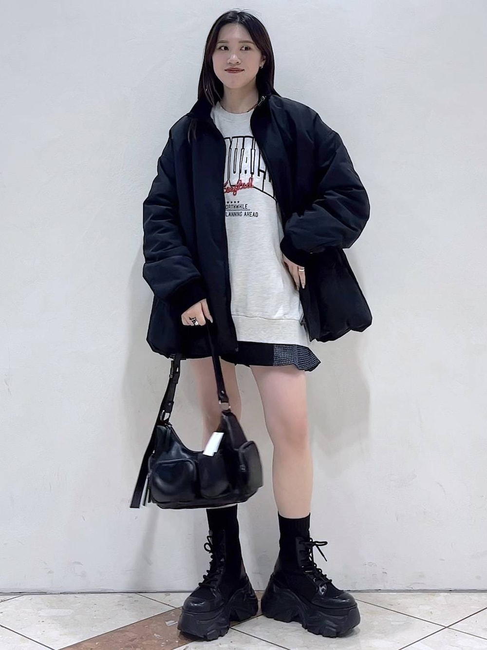 「PAGEBOY、モード、女子ウケ、着痩せ・細見え、骨格ストレート、個性派、韓国系、メンズライク、ストリート、カジュアル、アウター、冬アウター、冬コーデ、MA-1、スウェット」｜「PAGEBOYのレースアップソックスブーツ（ブーツ、ブラック系）」を使った、misao1130さん（レディース・161cm）の冬コーディネートの1枚目の写真