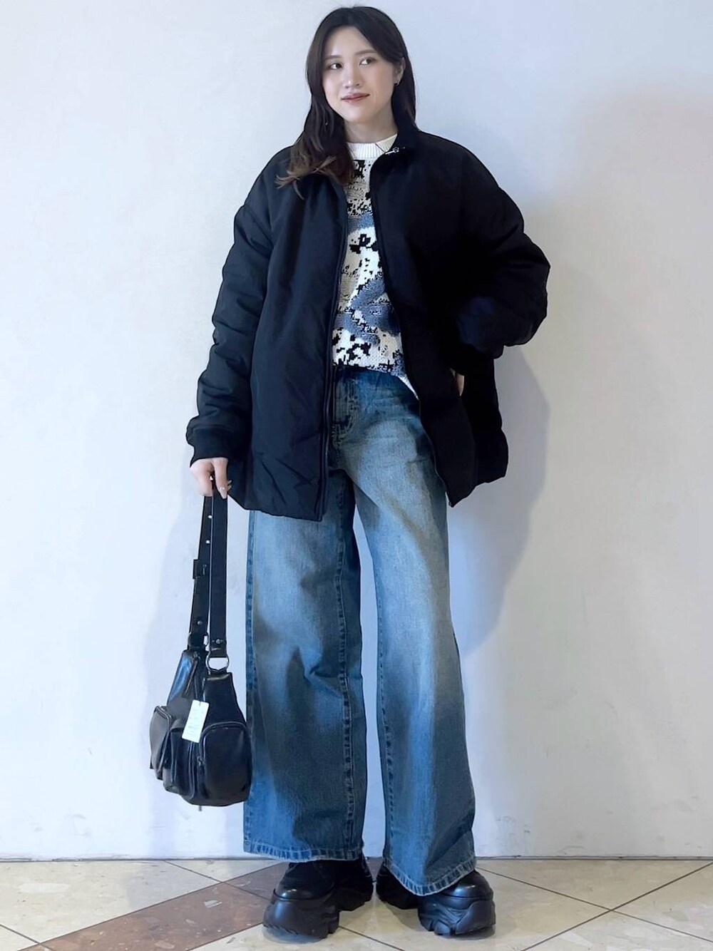 「ブーツ、モード、女子ウケ、着痩せ・細見え、骨格ストレート、個性派、韓国系、メンズライク、ストリート、カジュアル、PAGEBOY、デニムパンツ、冬アウター、MA-1、アウター」｜「PAGEBOYのレースアップソックスブーツ（ブーツ、ブラック系）」を使った、misao1130さん（レディース・161cm）の冬コーディネートの1枚目の写真