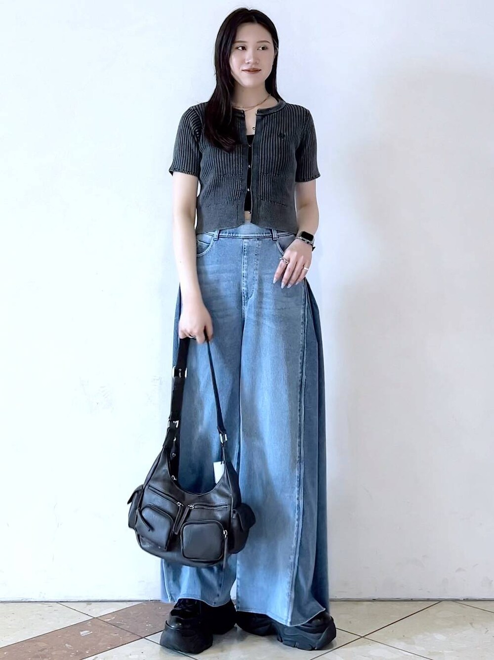 「モード、女子ウケ、着痩せ・細見え、骨格ストレート、個性派、韓国系、メンズライク、ストリート、カジュアル、PAGEBOY、デニムパンツ、おでかけ、夏コーデ、スニーカー、大人カジュアル」｜「PAGEBOYのプラットチャンキースニーカー（スニーカー、ブラック系）」を使った、misao1130さん（レディース・161cm）の春コーディネートの1枚目の写真