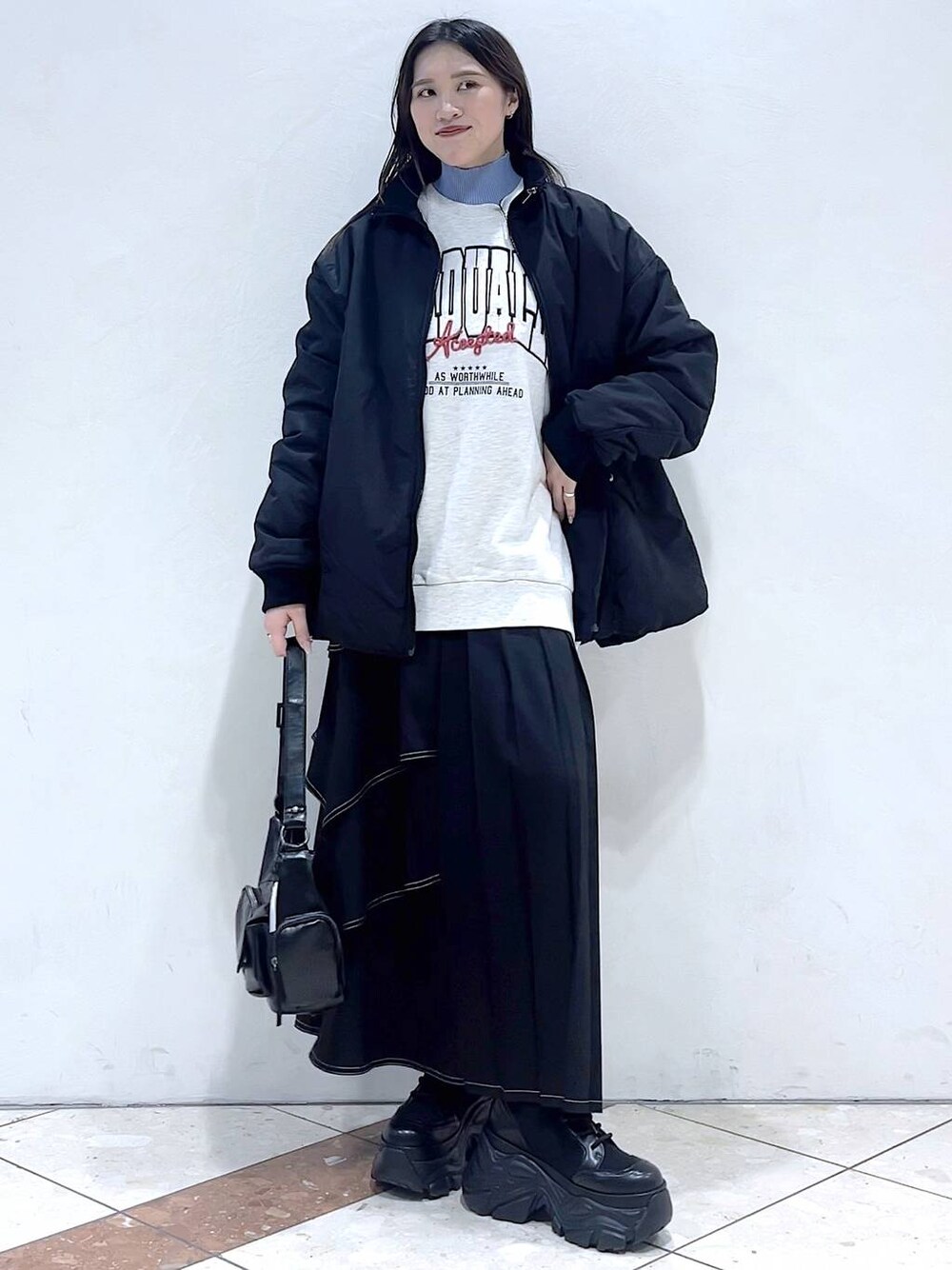 「おでかけ、モード、女子ウケ、着痩せ・細見え、骨格ストレート、個性派、韓国系、メンズライク、ストリート、カジュアル、PAGEBOY、スカート、冬コーデ、冬アウター、アウター」｜「PAGEBOYのバイカラースリーブハイネックニット（ニット/セーター、ブルー系）」を使った、misao1130さん（レディース・161cm）の冬コーディネートの1枚目の写真