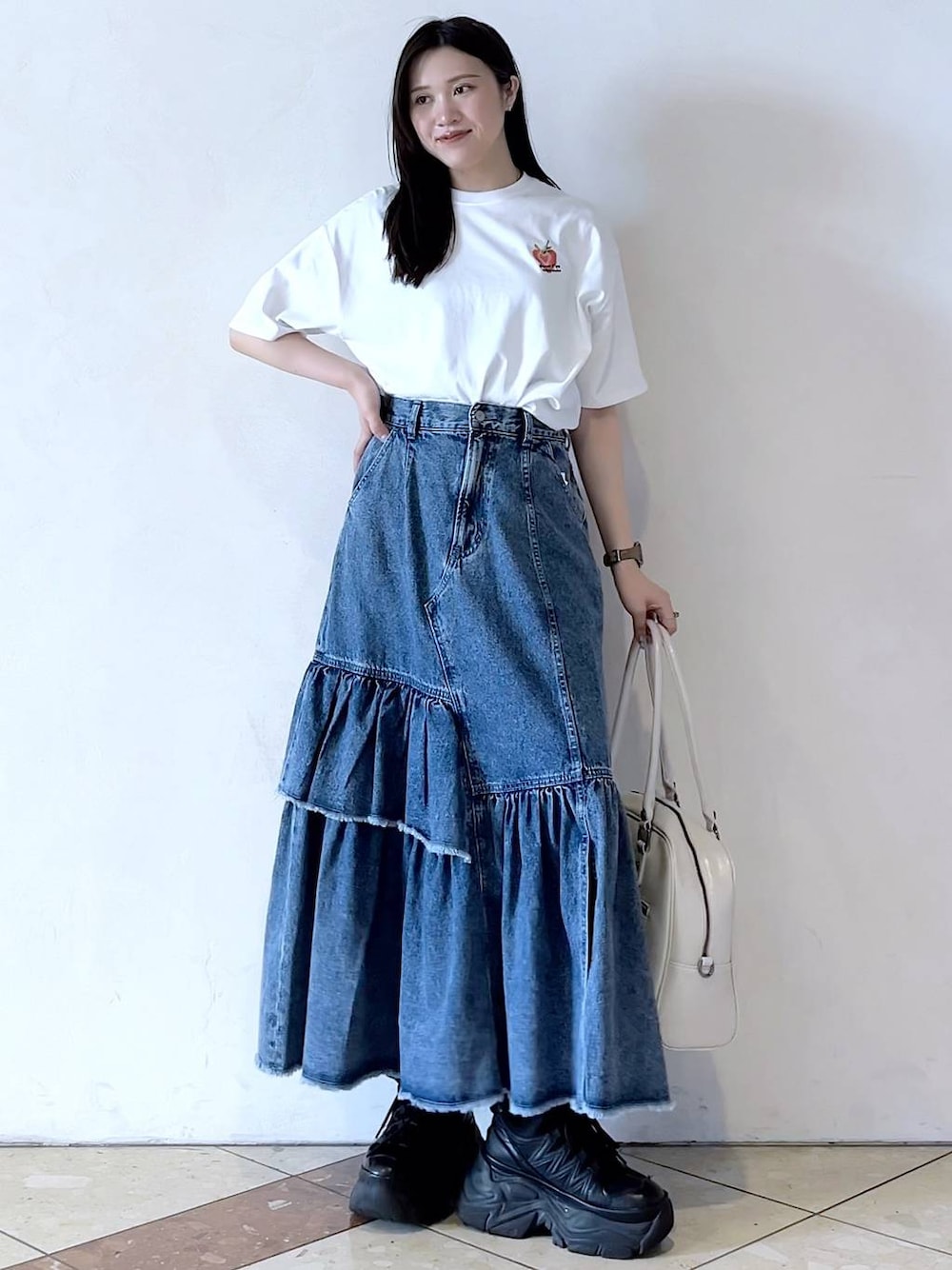 「モード、女子ウケ、着痩せ・細見え、骨格ストレート、個性派、韓国系、メンズライク、ストリート、カジュアル、PAGEBOY、スカート、夏コーデ、PBLIM、Tシャツ、おでかけ」｜「PAGEBOYのプラットチャンキースニーカー（スニーカー、ブラック系）」を使った、misao1130さん（レディース・161cm）の春コーディネートの1枚目の写真