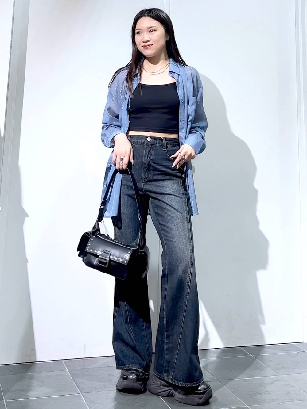「モード、女子ウケ、着痩せ・細見え、骨格ストレート、個性派、韓国系、メンズライク、ストリート、カジュアル、PAGEBOY、デニムパンツ、シアートップス、シャツ、夏コーデ、おでかけ」｜「PAGEBOYのプラットチャンキースニーカー（スニーカー、ブラック系）」を使った、misao1130さん（レディース・161cm）の夏コーディネートの1枚目の写真