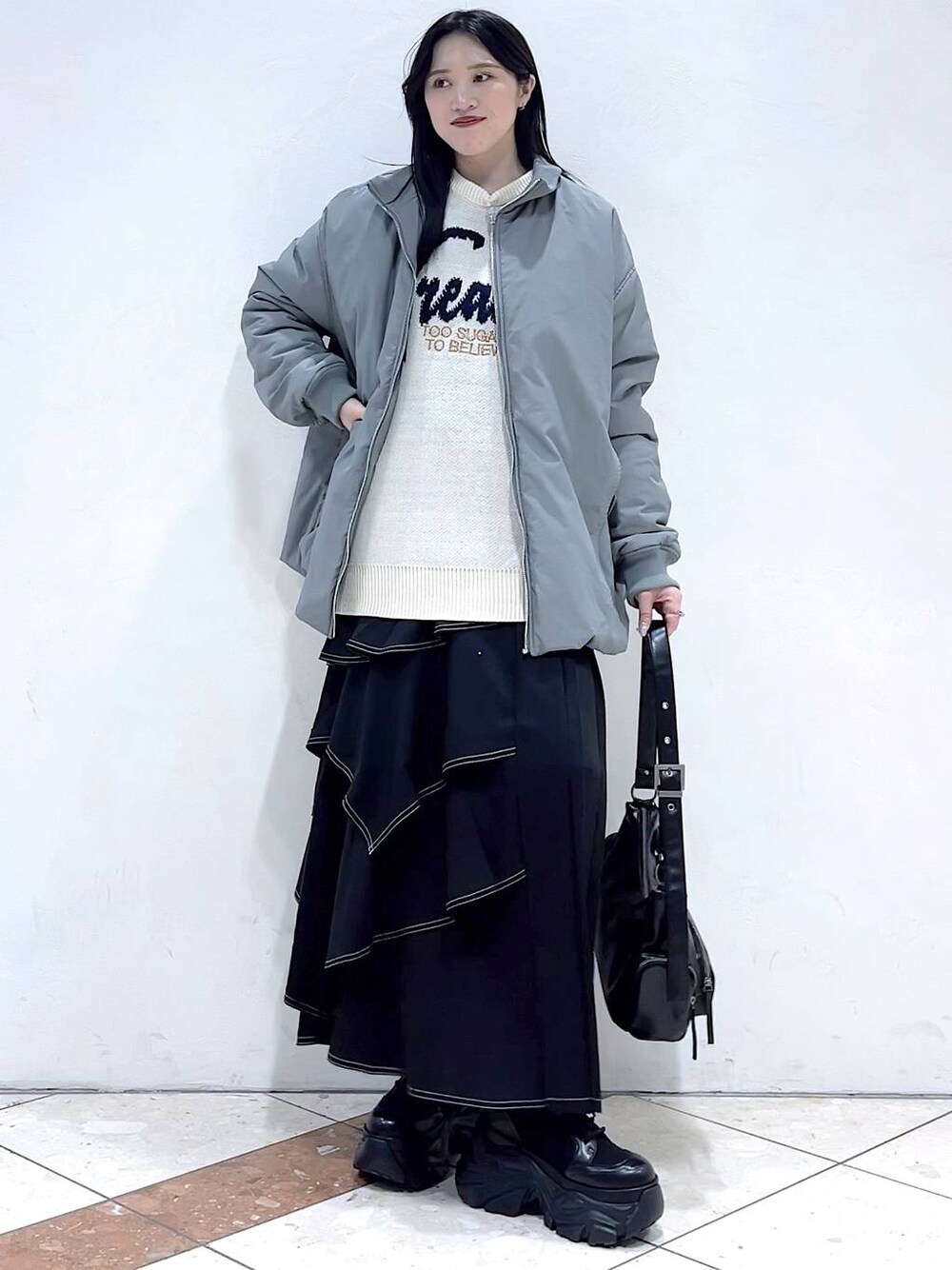 「モード、女子ウケ、着痩せ・細見え、骨格ストレート、個性派、韓国系、メンズライク、ストリート、カジュアル、PAGEBOY、アウター、冬コーデ、冬アウター、MA-1、スカート」｜「PAGEBOYのレースアップソックスブーツ（ブーツ、ブラック系）」を使った、misao1130さん（レディース・161cm）の冬コーディネートの1枚目の写真