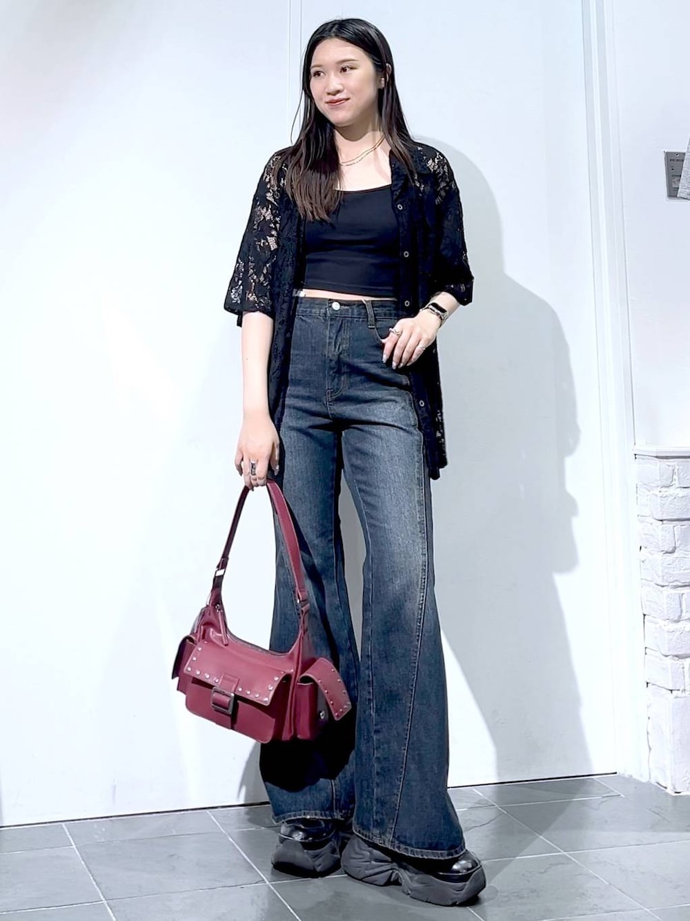 「モード、女子ウケ、着痩せ・細見え、骨格ストレート、個性派、韓国系、メンズライク、ストリート、カジュアル、PAGEBOY、デニムパンツ、シャツワンピース、夏コーデ、おでかけ、大人カジュアル」｜「PAGEBOYのプラットチャンキースニーカー（スニーカー、ブラック系）」を使った、misao1130さん（レディース・161cm）の夏コーディネートの1枚目の写真