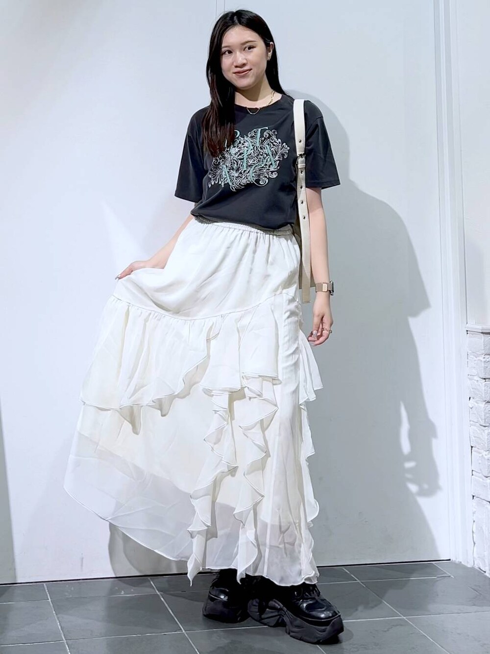 「モード、女子ウケ、着痩せ・細見え、骨格ストレート、個性派、韓国系、メンズライク、ストリート、カジュアル、PAGEBOY、スカート、Tシャツ、夏コーデ、サマーセール」｜「PAGEBOYのプラットチャンキースニーカー（スニーカー、ブラック系）」を使った、misao1130さん（レディース・161cm）の夏コーディネートの1枚目の写真