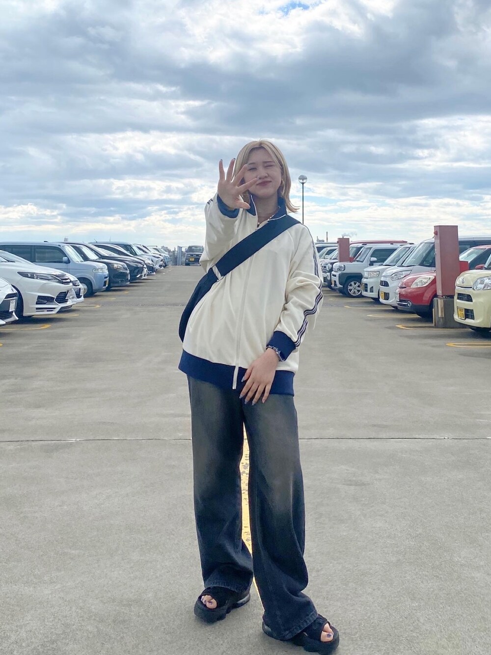 「トラックジャケット、デニム、サンダル、ストリート、秋服準備はじめました、メンズライク、休日スタイル、秋先取りコーデ、pageboylim、ゆるコーデ、秋服」｜「PBLIMのPAGEBOYLIM/トラックジャケット（セットアップ、ホワイト系）」を使った、misao1130さん（レディース・161cm）の夏コーディネートの1枚目の写真