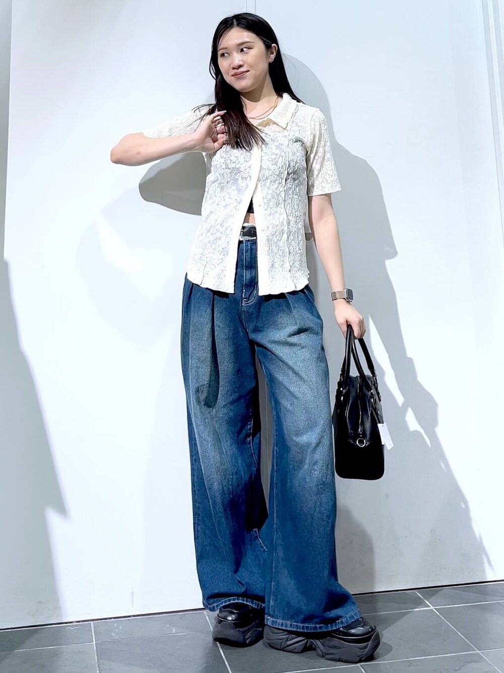 「着痩せ・細見え、骨格ストレート、個性派、モード、女子ウケ、韓国系、メンズライク、ストリート、カジュアル、PAGEBOY、デニムパンツ、シャツ、夏コーデ、おでかけ、大人カジュアル」｜「PAGEBOYのプラットチャンキースニーカー（スニーカー、ブラック系）」を使った、misao1130さん（レディース・161cm）の夏コーディネートの1枚目の写真