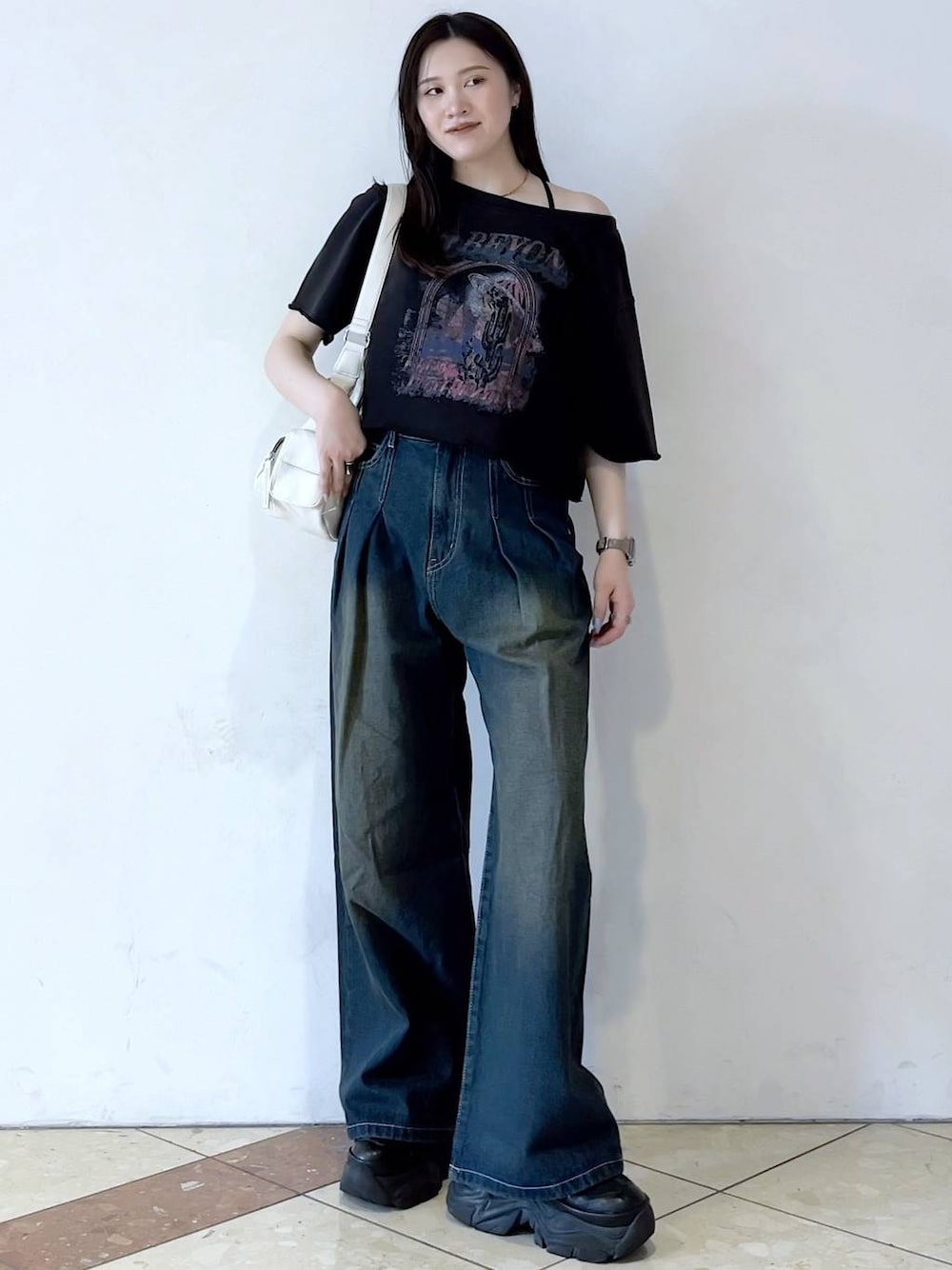 「モード、女子ウケ、着痩せ・細見え、骨格ストレート、個性派、韓国系、メンズライク、ストリート、カジュアル、PAGEBOY、デニムパンツ、Tシャツ、夏コーデ、スニーカー、おでかけ」｜「PAGEBOYのプラットチャンキースニーカー（スニーカー、ブラック系）」を使った、misao1130さん（レディース・161cm）の春コーディネートの1枚目の写真