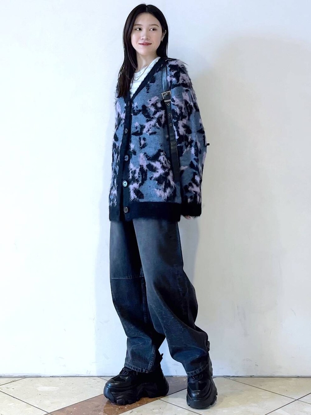 「モード、女子ウケ、着痩せ・細見え、骨格ストレート、個性派、韓国系、メンズライク、ストリート、カジュアル、PAGEBOY、デニムパンツ、PBLIM、カーディガン、冬コーデ」｜「PAGEBOYのプラットチャンキースニーカー（スニーカー、ブラック系）」を使った、misao1130さん（レディース・161cm）の冬コーディネートの1枚目の写真