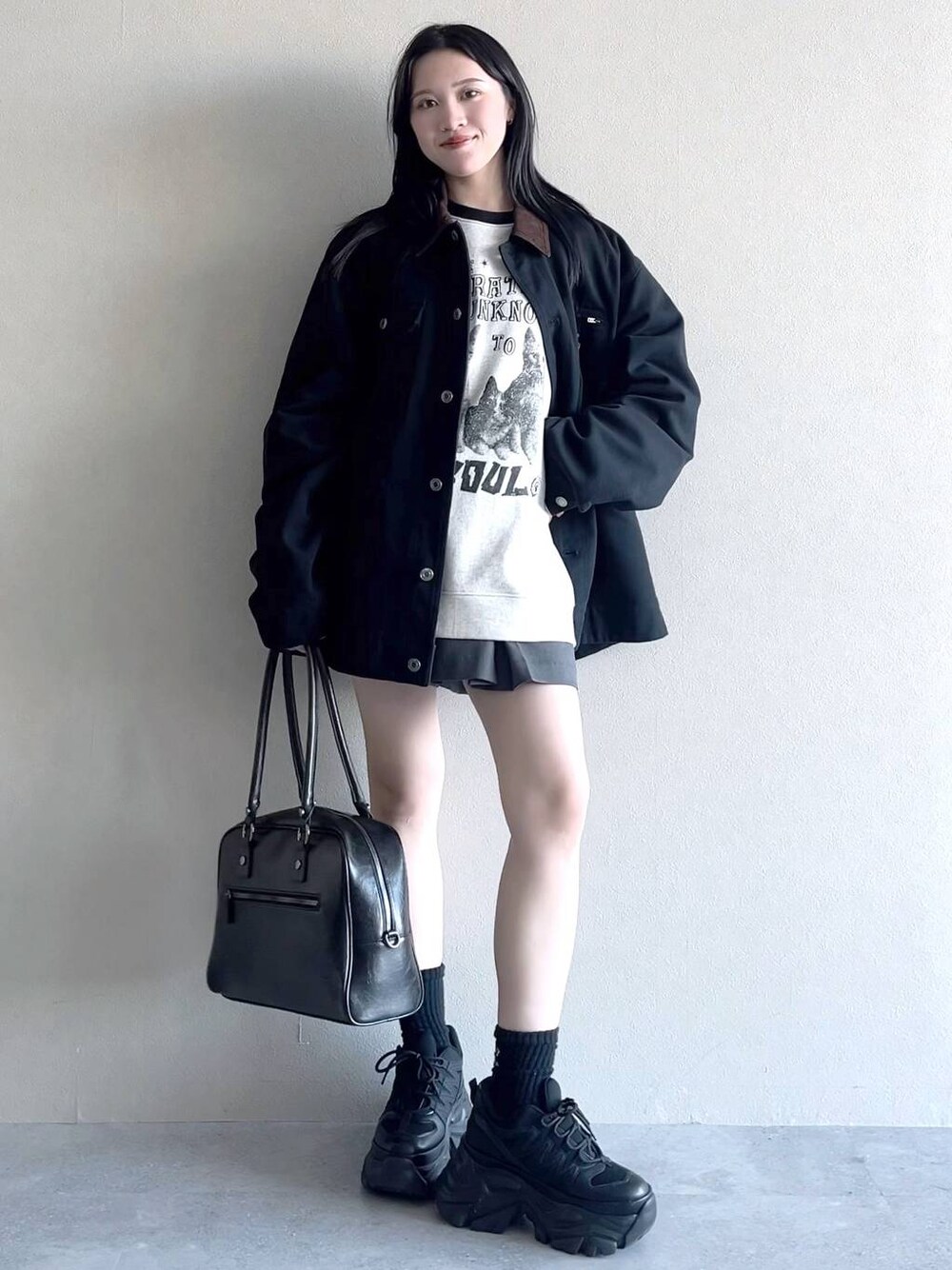 「モード、女子ウケ、着痩せ・細見え、骨格ストレート、個性派、韓国系、メンズライク、ストリート、カジュアル、PAGEBOY、アウター、春アウター、春コーデ、PBLIM、スウェット」｜「PAGEBOYのプラットチャンキースニーカー（スニーカー、ブラック系）」を使った、misao1130さん（レディース・161cm）の冬コーディネートの1枚目の写真