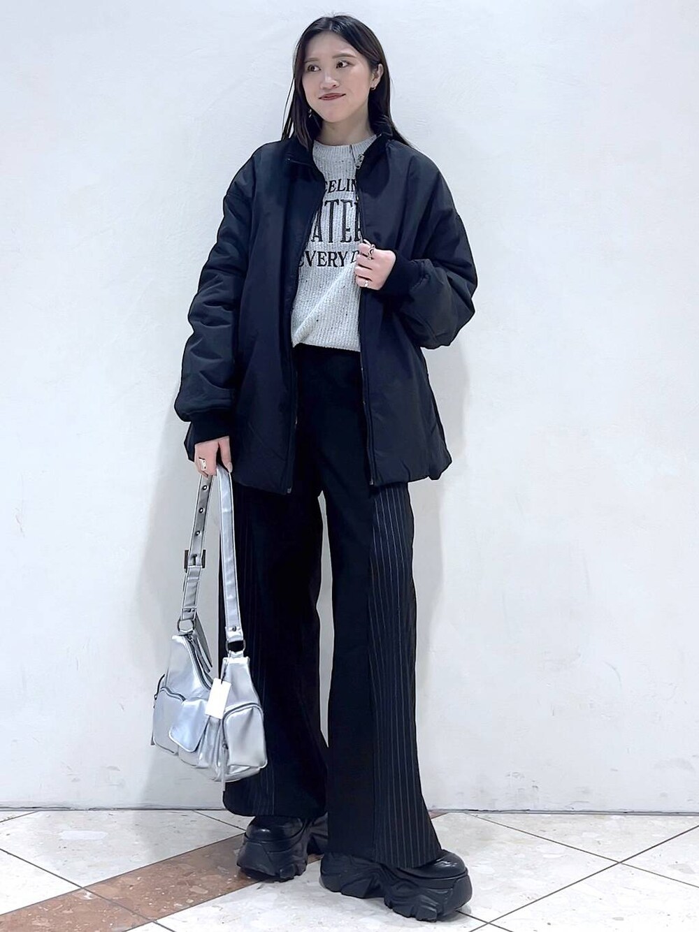 「ストリート、カジュアル、モード、女子ウケ、着痩せ・細見え、骨格ストレート、個性派、韓国系、メンズライク、PAGEBOY、スラックス、ニット、アウター、冬コーデ、冬アウター」｜「PAGEBOYのレースアップソックスブーツ（ブーツ、ブラック系）」を使った、misao1130さん（レディース・161cm）の冬コーディネートの1枚目の写真