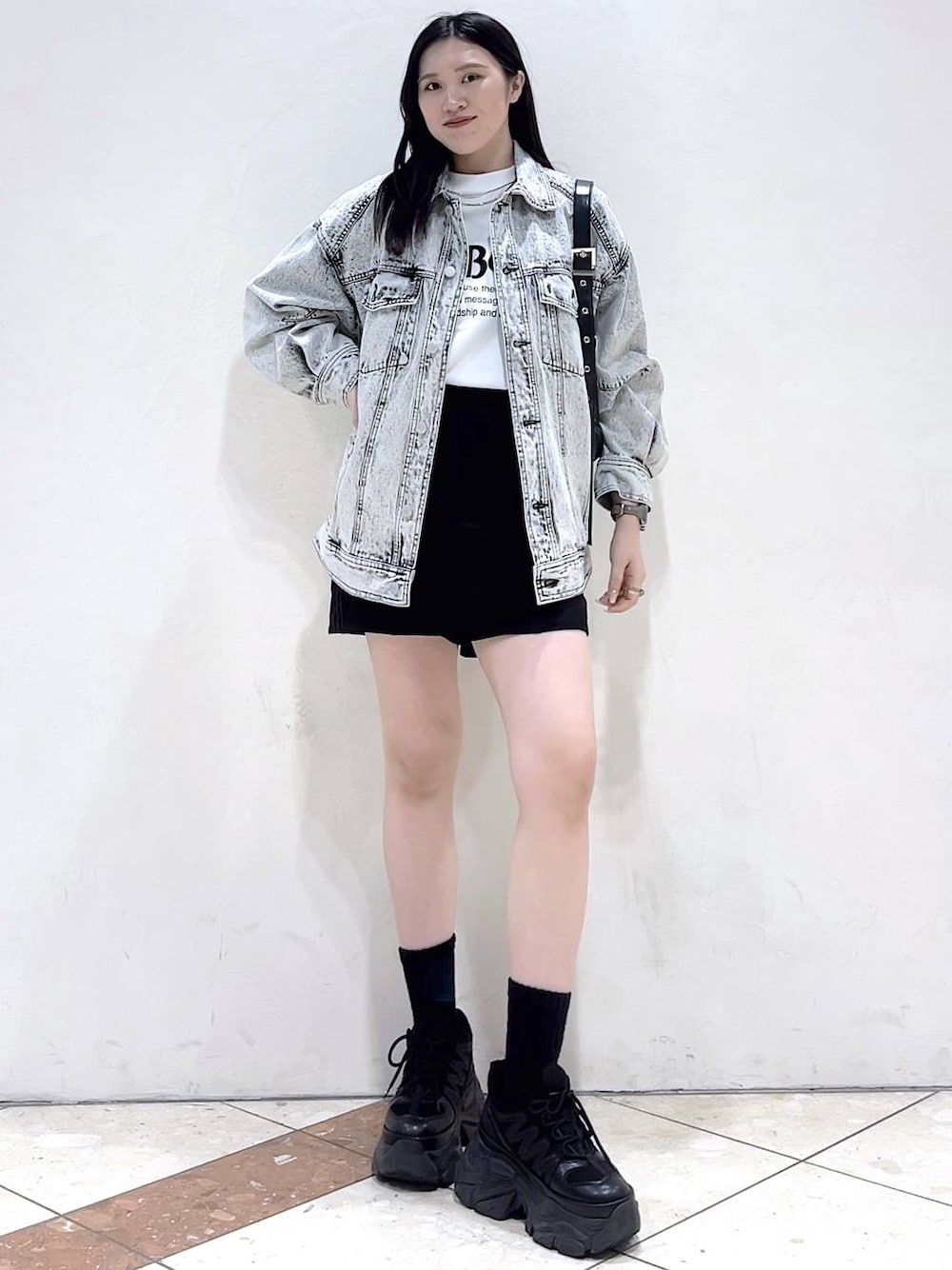 「PAGEBOY、モード、女子ウケ、着痩せ・細見え、骨格ストレート、個性派、韓国系、メンズライク、ストリート、カジュアル、ショートパンツ、デニムジャケット、春コーデ、春アウター、Tシャツ」｜「PAGEBOYのプラットチャンキースニーカー（スニーカー、ブラック系）」を使った、misao1130さん（レディース・161cm）の春コーディネートの1枚目の写真