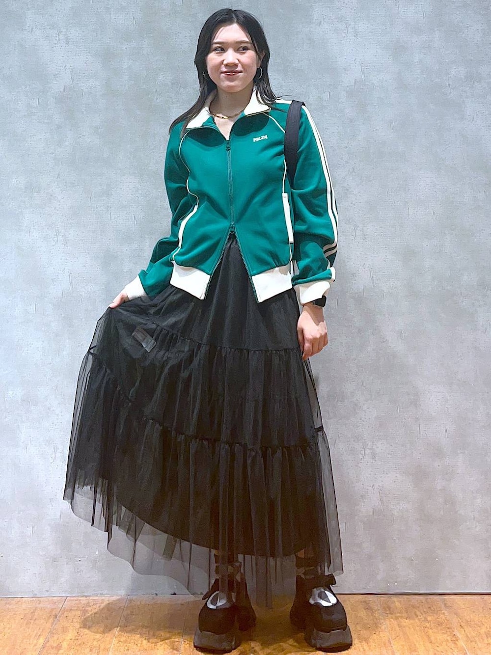 「モード、女子ウケ、着痩せ・細見え、骨格ストレート、個性派、韓国系、メンズライク、ストリート、カジュアル、PAGEBOY、スカート、トラックジャケット、スポーティ、春コーデ、ドットエスティ春コーデ」｜「PAGEBOYのレイヤードチュールスカート（スカート、ブラック系）」を使った、misao1130さん（レディース・161cm）の春コーディネートの1枚目の写真