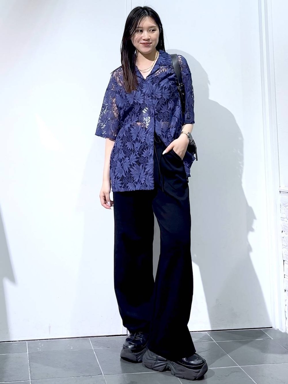 「モード、女子ウケ、着痩せ・細見え、骨格ストレート、個性派、韓国系、メンズライク、ストリート、カジュアル、PAGEBOY、スウェットパンツ、シャツ、夏コーデ、スニーカー」｜「PAGEBOYのプラットチャンキースニーカー（スニーカー、ブラック系）」を使った、misao1130さん（レディース・161cm）の夏コーディネートの1枚目の写真