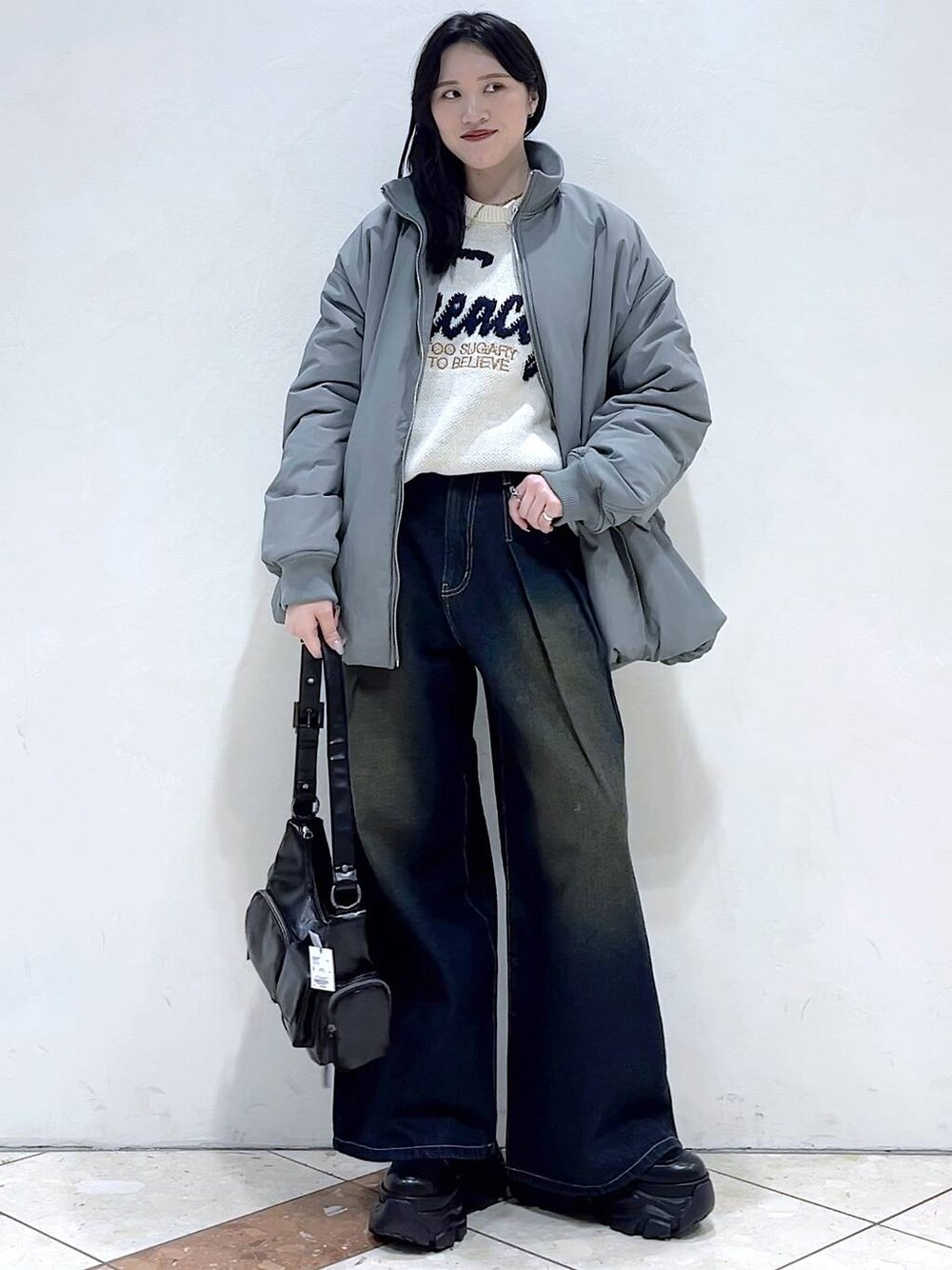「モード、女子ウケ、着痩せ・細見え、韓国系、ストリート、カジュアル、骨格ストレート、個性派、メンズライク、PAGEBOY、デニムパンツ、アウター、MA-1、ブルゾン、冬コーデ」｜「PAGEBOYのレースアップソックスブーツ（ブーツ、ブラック系）」を使った、misao1130さん（レディース・161cm）の冬コーディネートの1枚目の写真