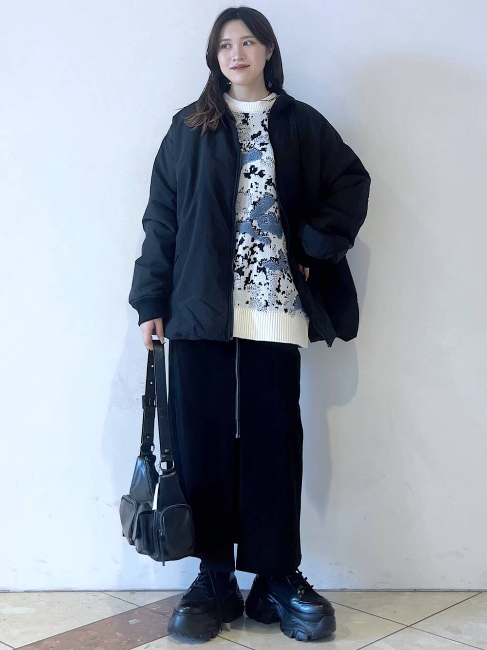 「モード、女子ウケ、着痩せ・細見え、骨格ストレート、個性派、韓国系、メンズライク、ストリート、カジュアル、PAGEBOY、冬コーデ、冬アウター、アウター、MA-1、ブルゾン」｜「PAGEBOYのレースアップソックスブーツ（ブーツ、ブラック系）」を使った、misao1130さん（レディース・161cm）の冬コーディネートの1枚目の写真