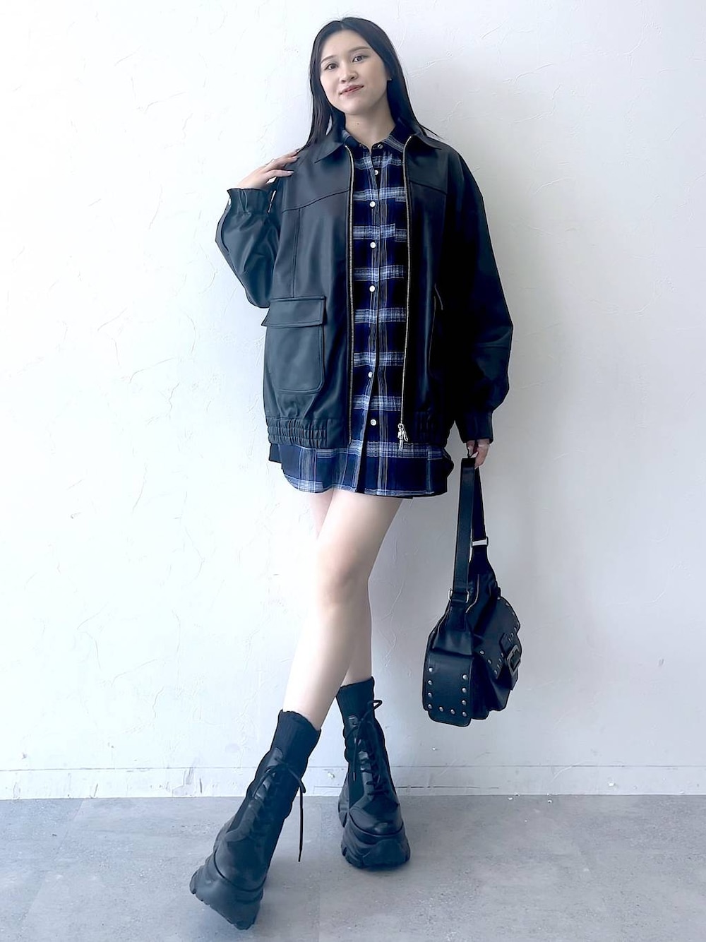 「モード、女子ウケ、着痩せ・細見え、骨格ストレート、個性派、韓国系、メンズライク、ストリート、カジュアル、PAGEBOY、シャツ、レザー、ジャケット、アウター、ブルゾン」｜「PAGEBOYのレースアップソックスブーツ（ブーツ、ブラック系）」を使った、misao1130さん（レディース・161cm）の夏コーディネートの1枚目の写真