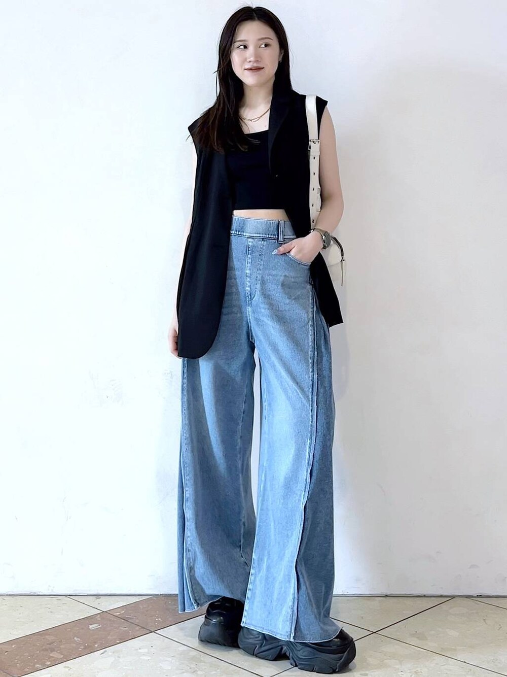 「モード、女子ウケ、着痩せ・細見え、骨格ストレート、個性派、韓国系、メンズライク、ストリート、カジュアル、PAGEBOY、デニムパンツ、夏コーデ、大人カジュアル、きれいめカジュアル、おでかけ」｜「PAGEBOYのプラットチャンキースニーカー（スニーカー、ブラック系）」を使った、misao1130さん（レディース・161cm）の春コーディネートの1枚目の写真