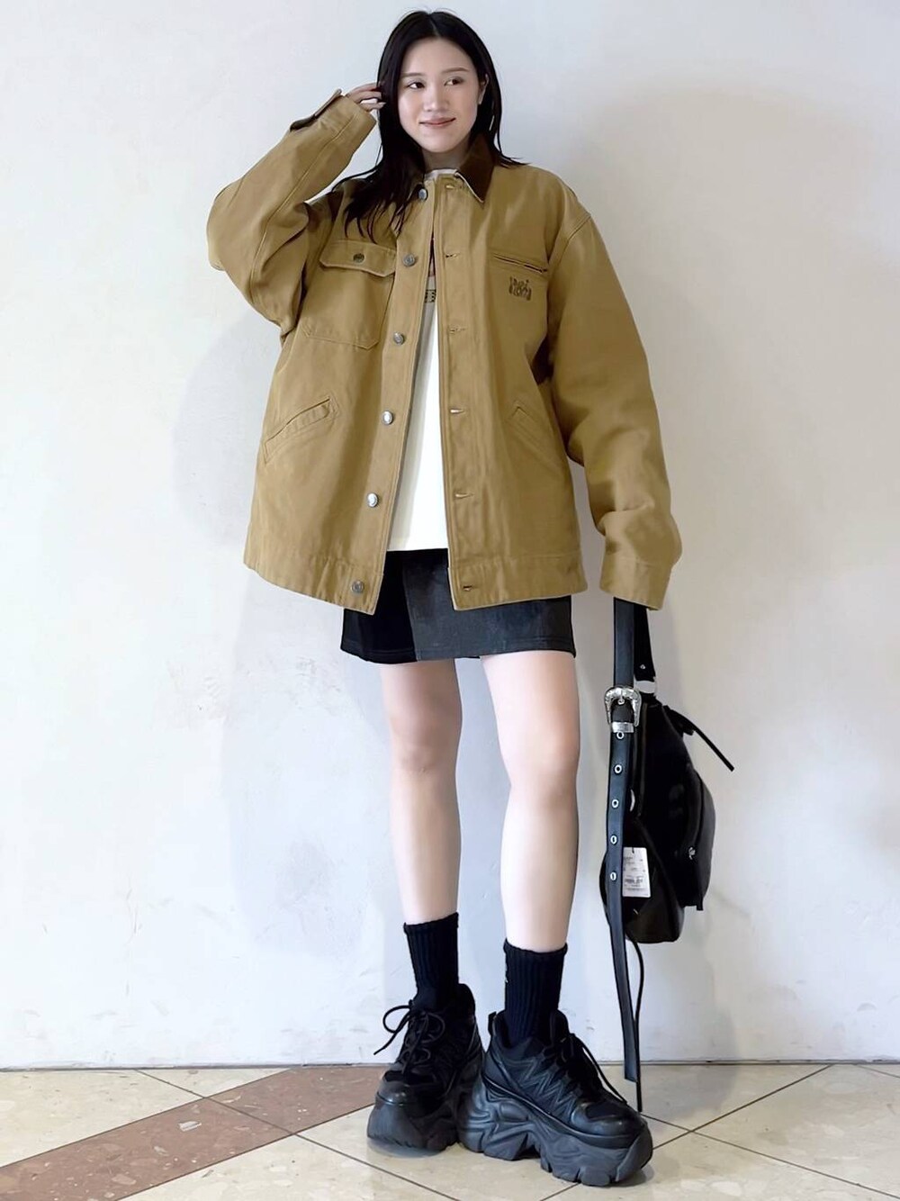 「モード、女子ウケ、着痩せ・細見え、骨格ストレート、個性派、韓国系、メンズライク、ストリート、カジュアル、PBLIM、春コーデ、春アウター、おでかけ、PAGEBOY」｜「PAGEBOYのプラットチャンキースニーカー（スニーカー、ブラック系）」を使った、misao1130さん（レディース・161cm）の冬コーディネートの1枚目の写真
