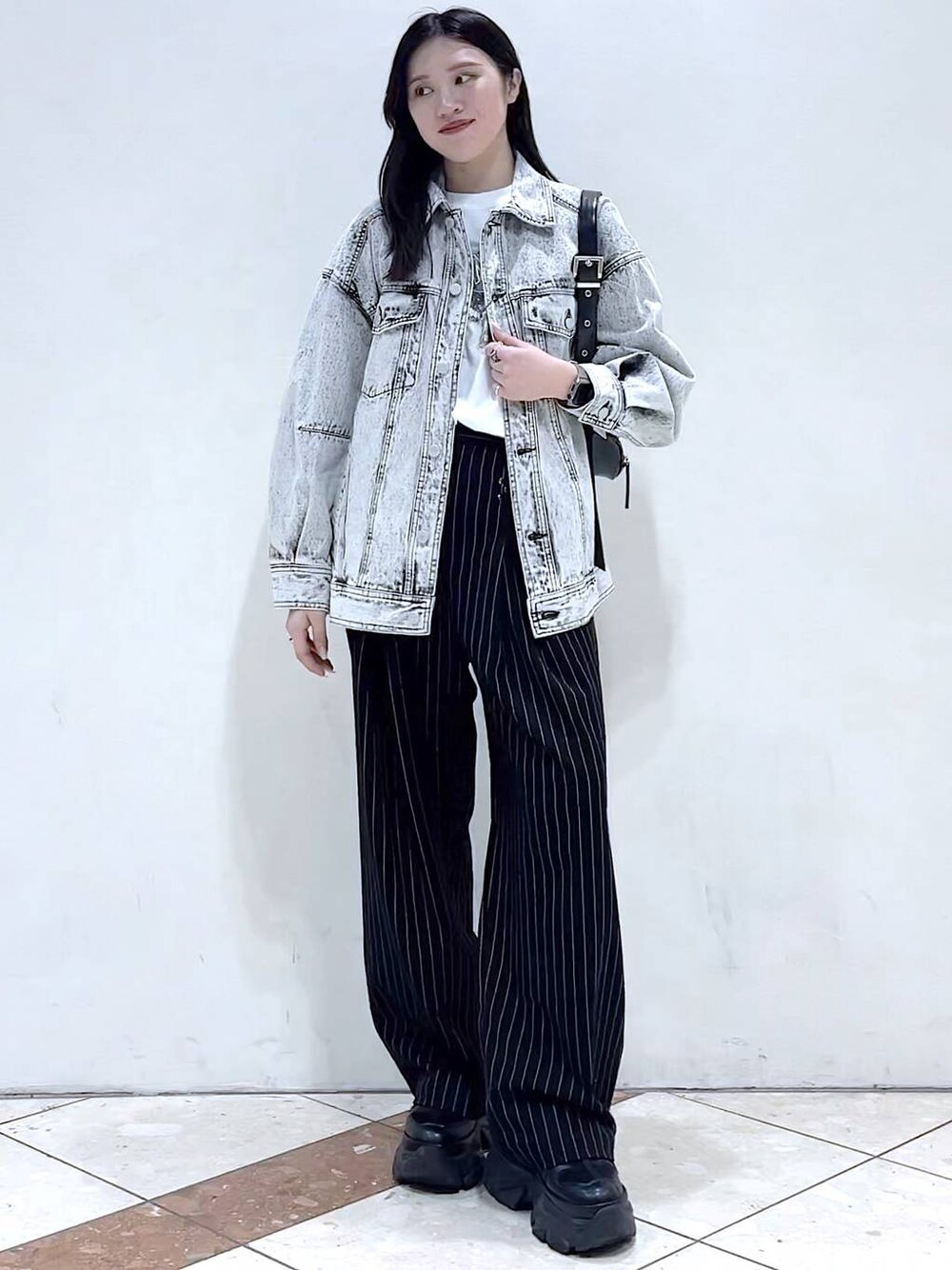 「モード、女子ウケ、着痩せ・細見え、骨格ストレート、個性派、韓国系、メンズライク、ストリート、カジュアル、PAGEBOY、PBLIM、デニムジャケット、おでかけ、春コーデ、春アウター」｜「PAGEBOYのプラットチャンキースニーカー（スニーカー、ブラック系）」を使った、misao1130さん（レディース・161cm）の春コーディネートの1枚目の写真