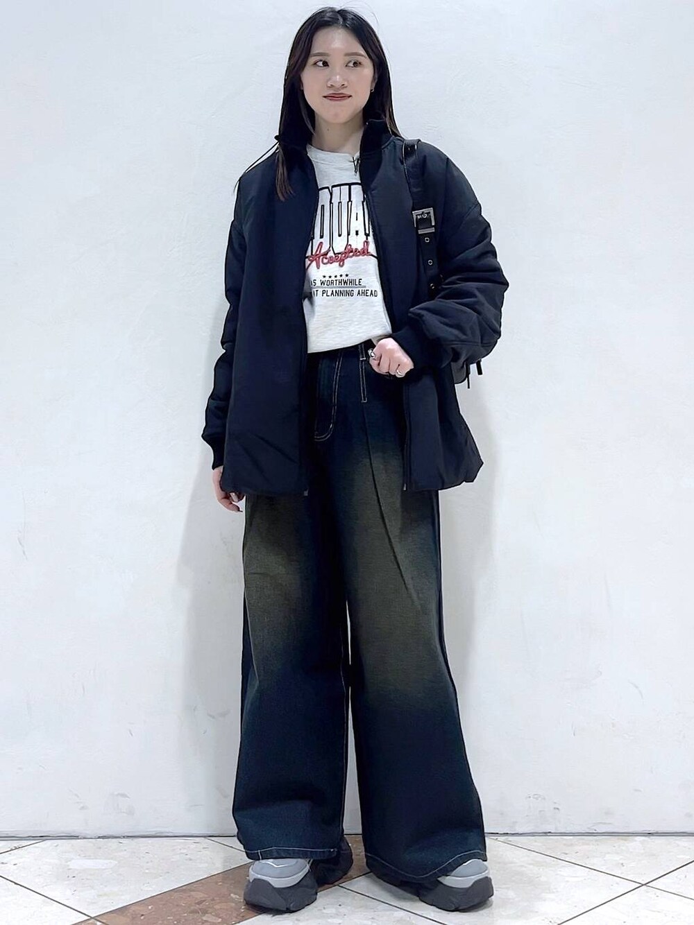 「ブルゾン、スウェット、デニムパンツ、モード、女子ウケ、着痩せ・細見え、骨格ストレート、個性派、韓国系、メンズライク、ストリート、カジュアル、PAGEBOY、アウター、冬コーデ」｜「PAGEBOYのプラットチャンキースニーカー（スニーカー、グレー系）」を使った、misao1130さん（レディース・161cm）の冬コーディネートの1枚目の写真