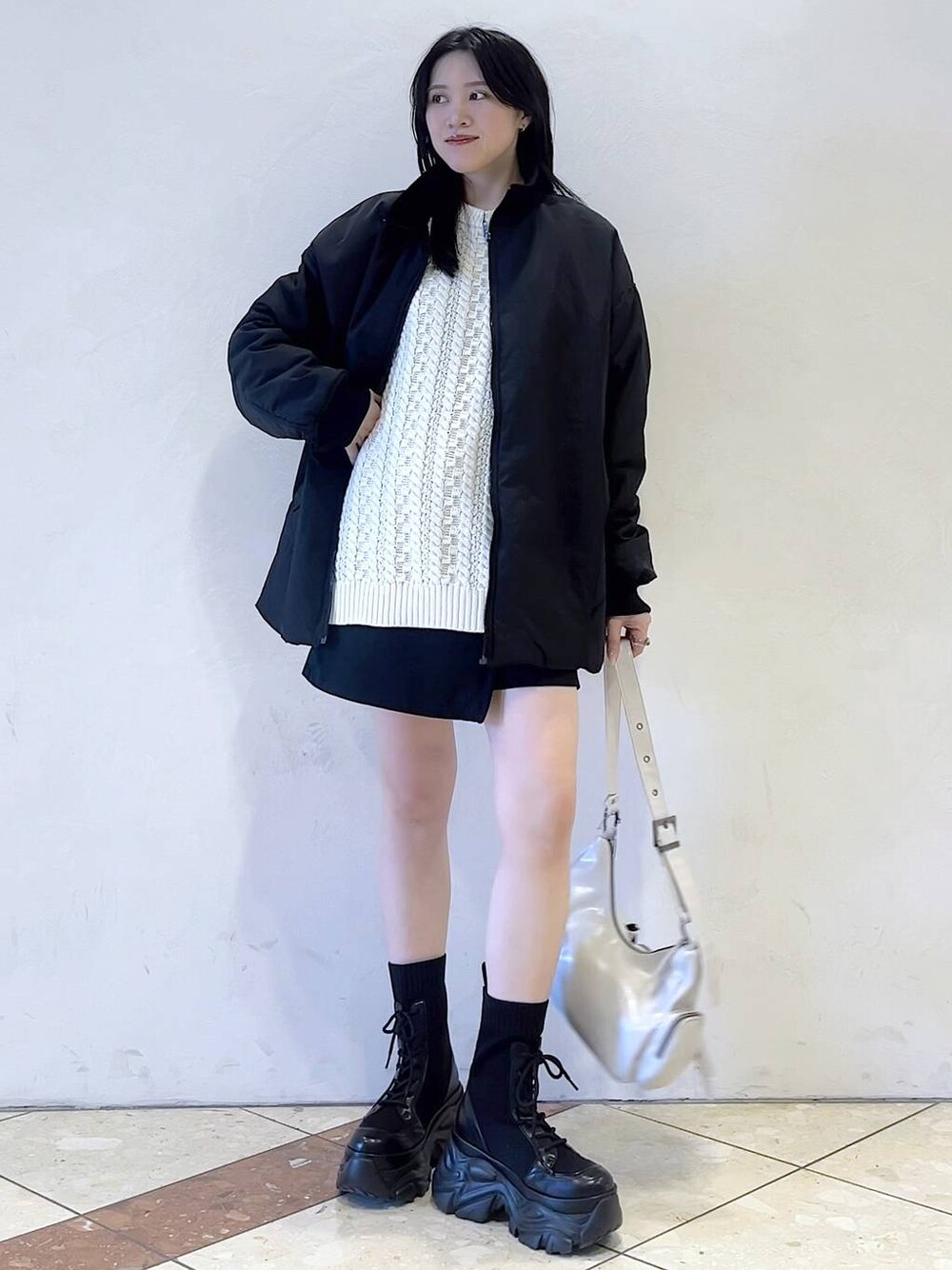 「モード、女子ウケ、着痩せ・細見え、骨格ストレート、個性派、韓国系、メンズライク、ストリート、カジュアル、PAGEBOY、ショートパンツ、アウター、冬コーデ、冬アウター、ニット」｜「PAGEBOYのレースアップソックスブーツ（ブーツ、ブラック系）」を使った、misao1130さん（レディース・161cm）の冬コーディネートの1枚目の写真