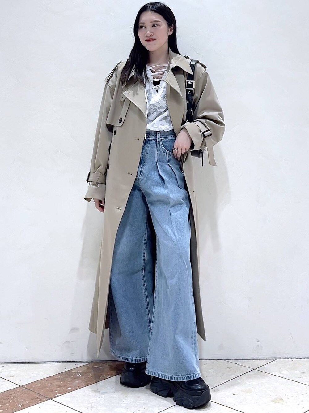 「女子ウケ、着痩せ・細見え、骨格ストレート、個性派、韓国系、メンズライク、ストリート、カジュアル、PAGEBOY、デニムパンツ、トレンチコート、春コーデ、春アウター、ブラウス、おでかけ」｜「PAGEBOYのプラットチャンキースニーカー（スニーカー、ブラック系）」を使った、misao1130さん（レディース・161cm）の春コーディネートの1枚目の写真