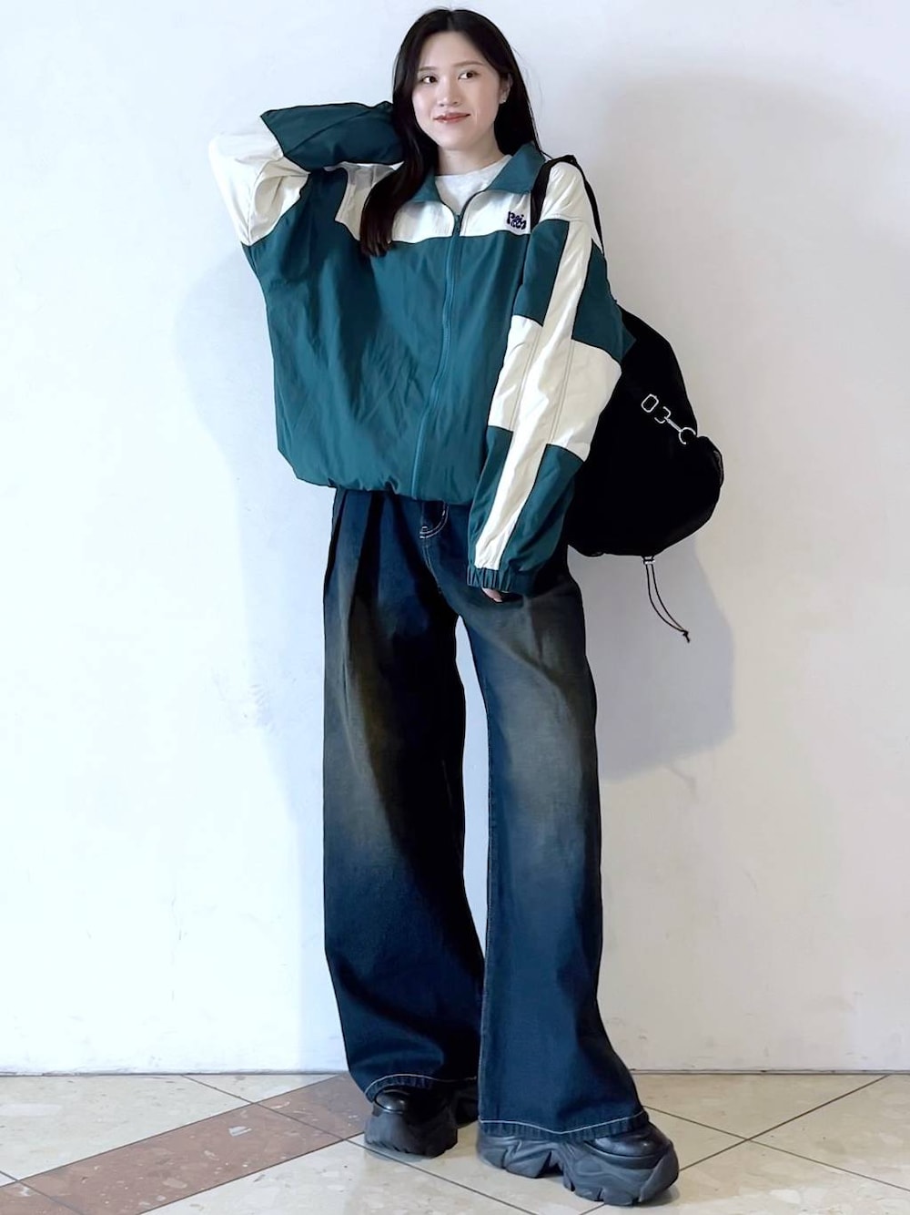 「モード、女子ウケ、着痩せ・細見え、骨格ストレート、個性派、韓国系、メンズライク、ストリート、カジュアル、PAGEBOY、デニムパンツ、PB_HappyDenimDays、PBLIM、トラックジャケット、春コーデ」｜「PAGEBOYのプラットチャンキースニーカー（スニーカー、ブラック系）」を使った、misao1130さん（レディース・161cm）の春コーディネートの1枚目の写真