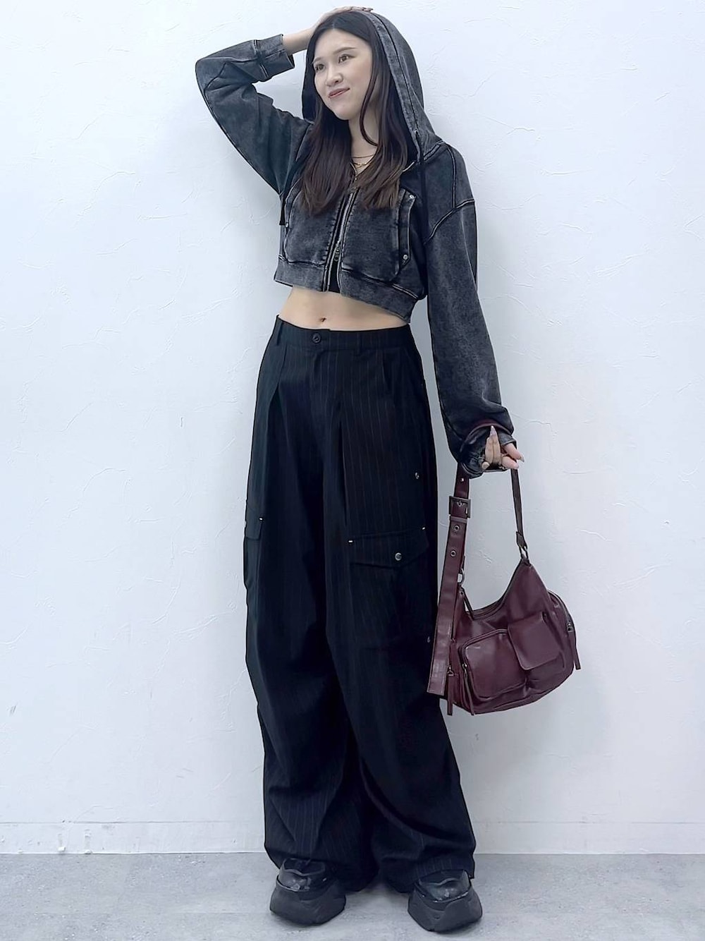 「女子ウケ、着痩せ・細見え、骨格ストレート、メンズライク、Anui、パーカー、秋コーデ、モード、PAGEBOY、個性派、韓国系、ストリート、カジュアル」｜「PAGEBOYのプラットチャンキースニーカー（スニーカー、ブラック系）」を使った、misao1130さん（レディース・161cm）の夏コーディネートの1枚目の写真