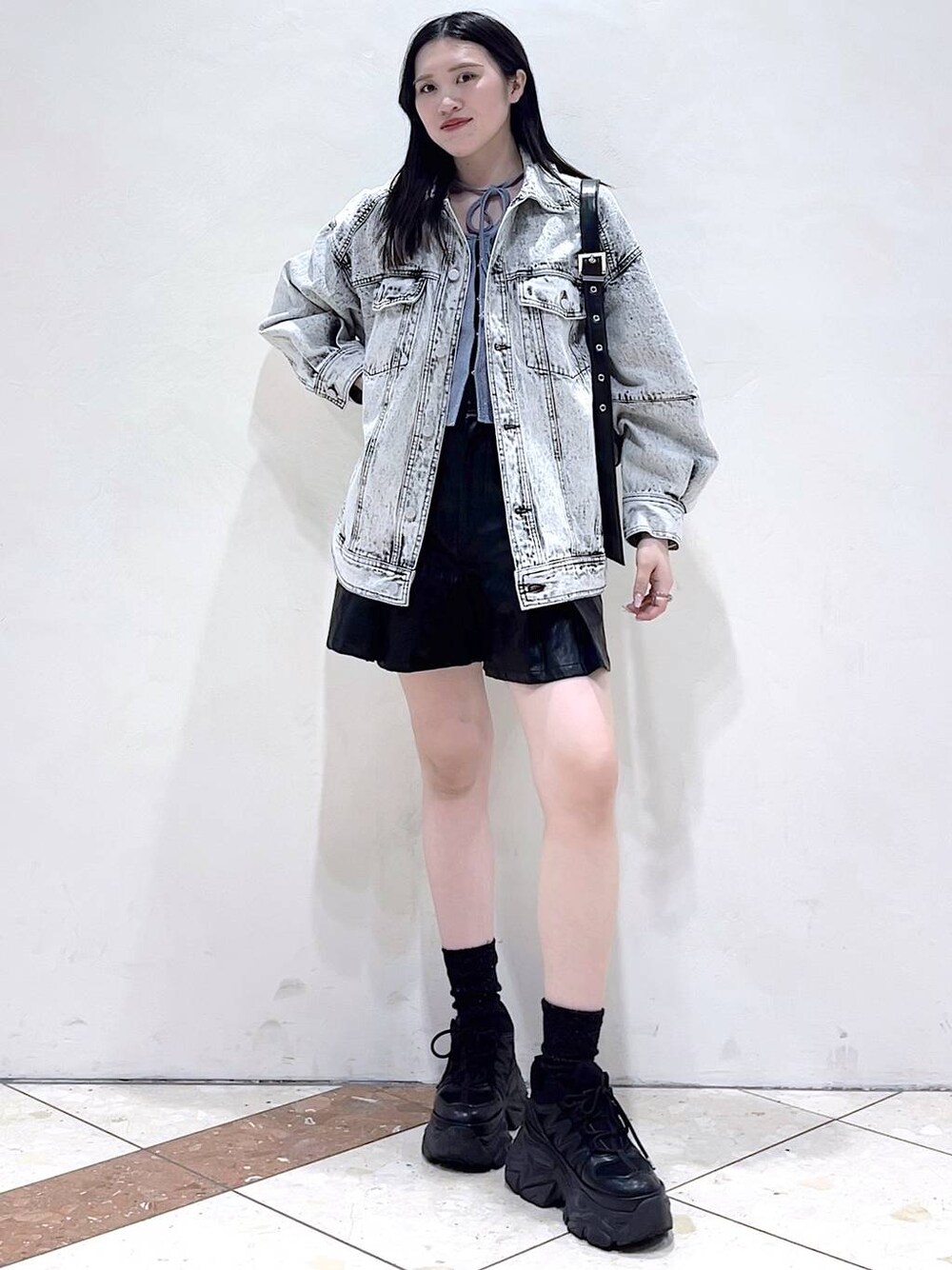 「モード、女子ウケ、着痩せ・細見え、骨格ストレート、個性派、韓国系、メンズライク、ストリート、カジュアル、PAGEBOY、デニムジャケット、ショートパンツ、レザー、春コーデ、春アウター」｜「PAGEBOYのプラットチャンキースニーカー（スニーカー、ブラック系）」を使った、misao1130さん（レディース・161cm）の春コーディネートの1枚目の写真
