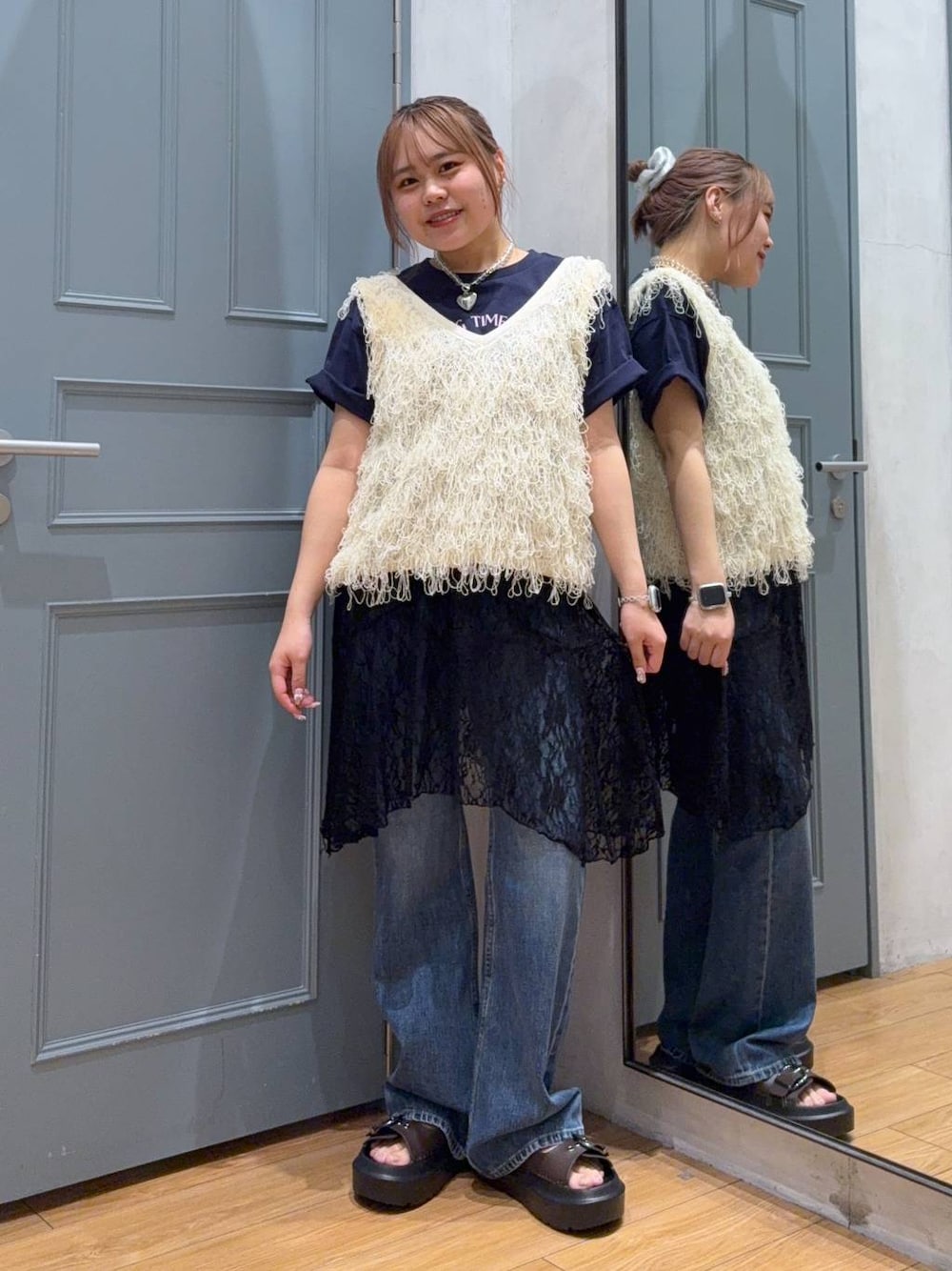 ブラウン系のサンダル、ブルー系のTシャツ/カットソー、ホワイト系のベストを着用したレディースの夏コーディネートの1枚目の写真