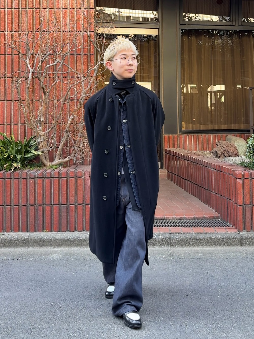 「レイヤードスタイル、メガネ男子、休日スタイル、ラフコーデ、オトナカジュアル、シンプルスタイル、着回しコーデ、デニムコーデ、モノトーン、ロングコート、春服コーデ、きれいめカジュアル、低身長、低身長コーデ、休日コーデ」｜「UNITED ARROWSのモッサ バルマカーンコート（ステンカラーコート、ブラック系）」を使った、きよさん（メンズ・157cm）の冬コーディネートの1枚目の写真