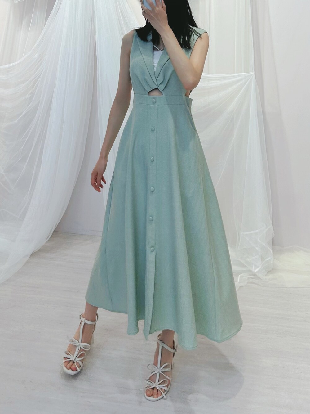 グリーン系のワンピース、ホワイト系のサンダル、ホワイト系のその他アンダーウェア/インナーを着用したレディースの春コーディネートの1枚目の写真