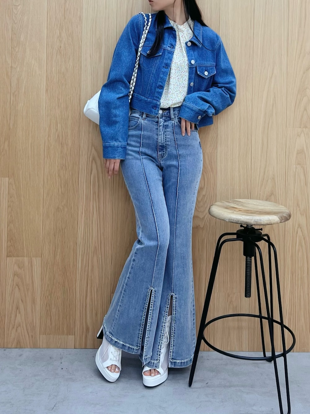 イエロー系のシャツ/ブラウス、ブルー系のデニムパンツ、ブルー系のデニムジャケットを着用したレディースの春コーディネートの1枚目の写真