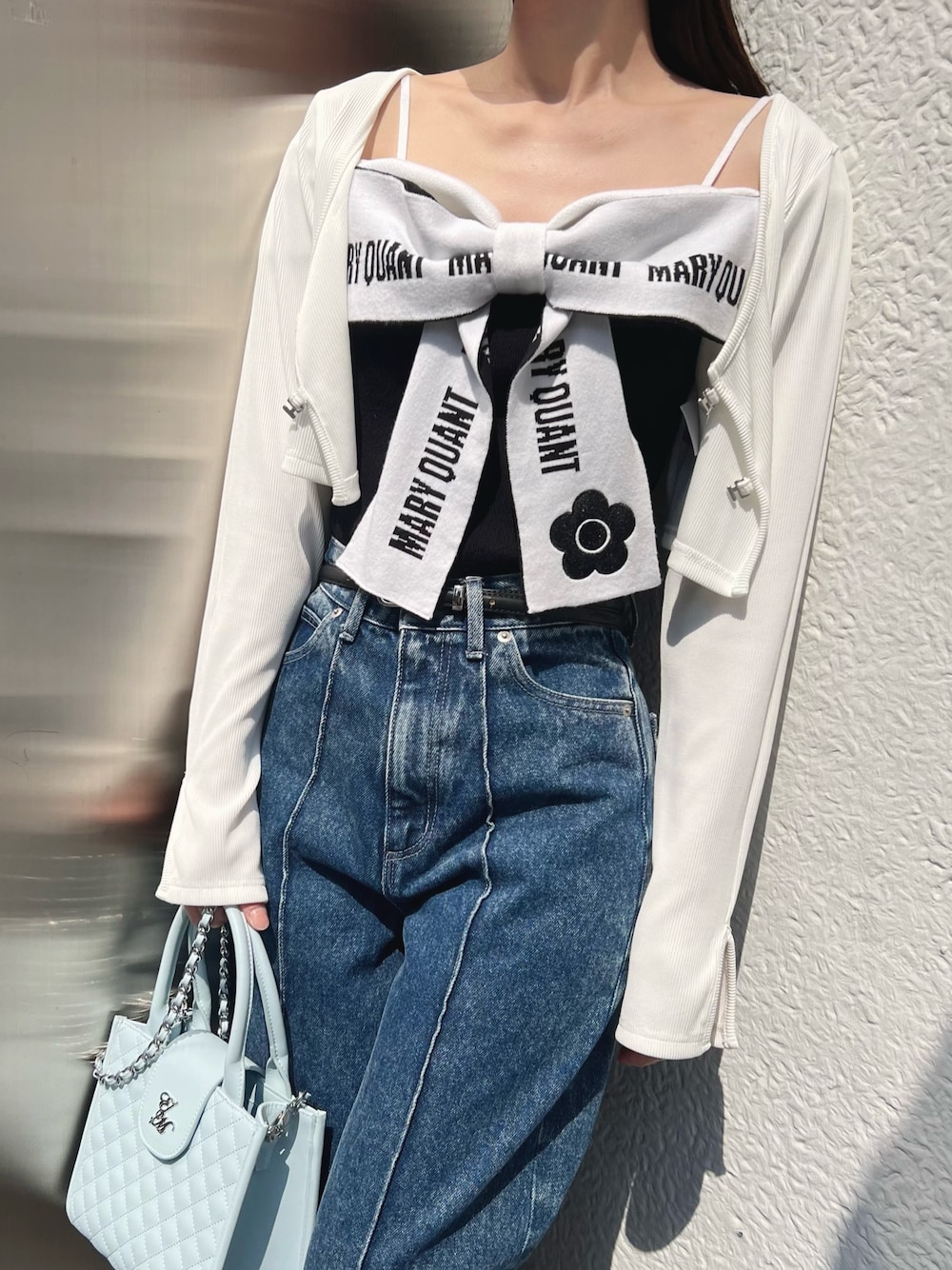 ブラック系のワンピース、ホワイト系のTシャツ/カットソー、ブルー系のハンドバッグを着用したレディースの春コーディネートの1枚目の写真
