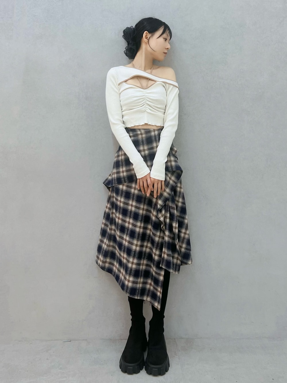 ブルー系のスカート、ホワイト系のTシャツ/カットソー、ブラック系のブーツを着用したレディースの秋コーディネートの1枚目の写真