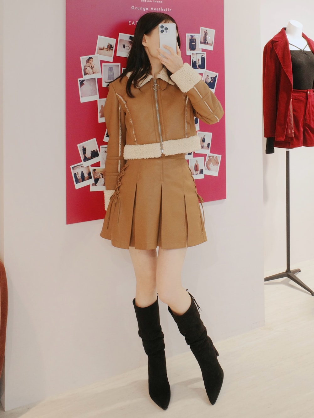 ブラウン系のスカート、ブラウン系のブルゾン、その他のブーツを着用したレディースの秋コーディネートの1枚目の写真