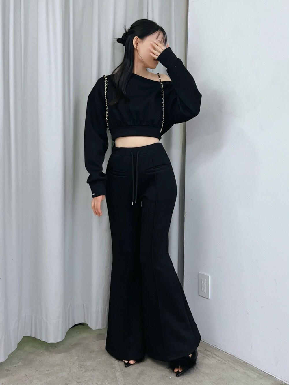 ブラック系のその他パンツ、ブラック系のサンダル、ブラック系のスウェットを着用したレディースの冬コーディネートの1枚目の写真