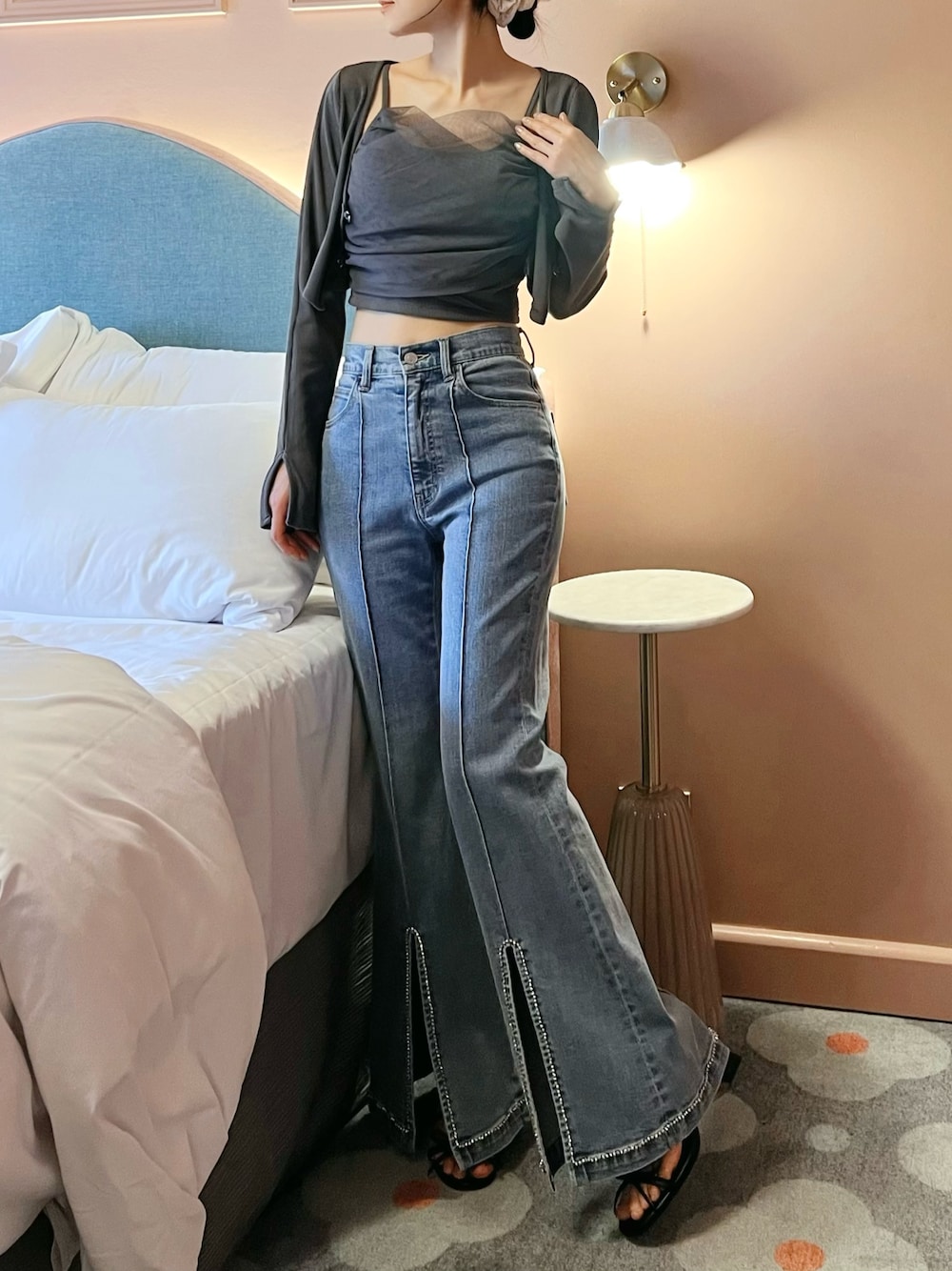 ブルー系のデニムパンツ、グレー系のTシャツ/カットソーを着用したレディースの春コーディネートの1枚目の写真