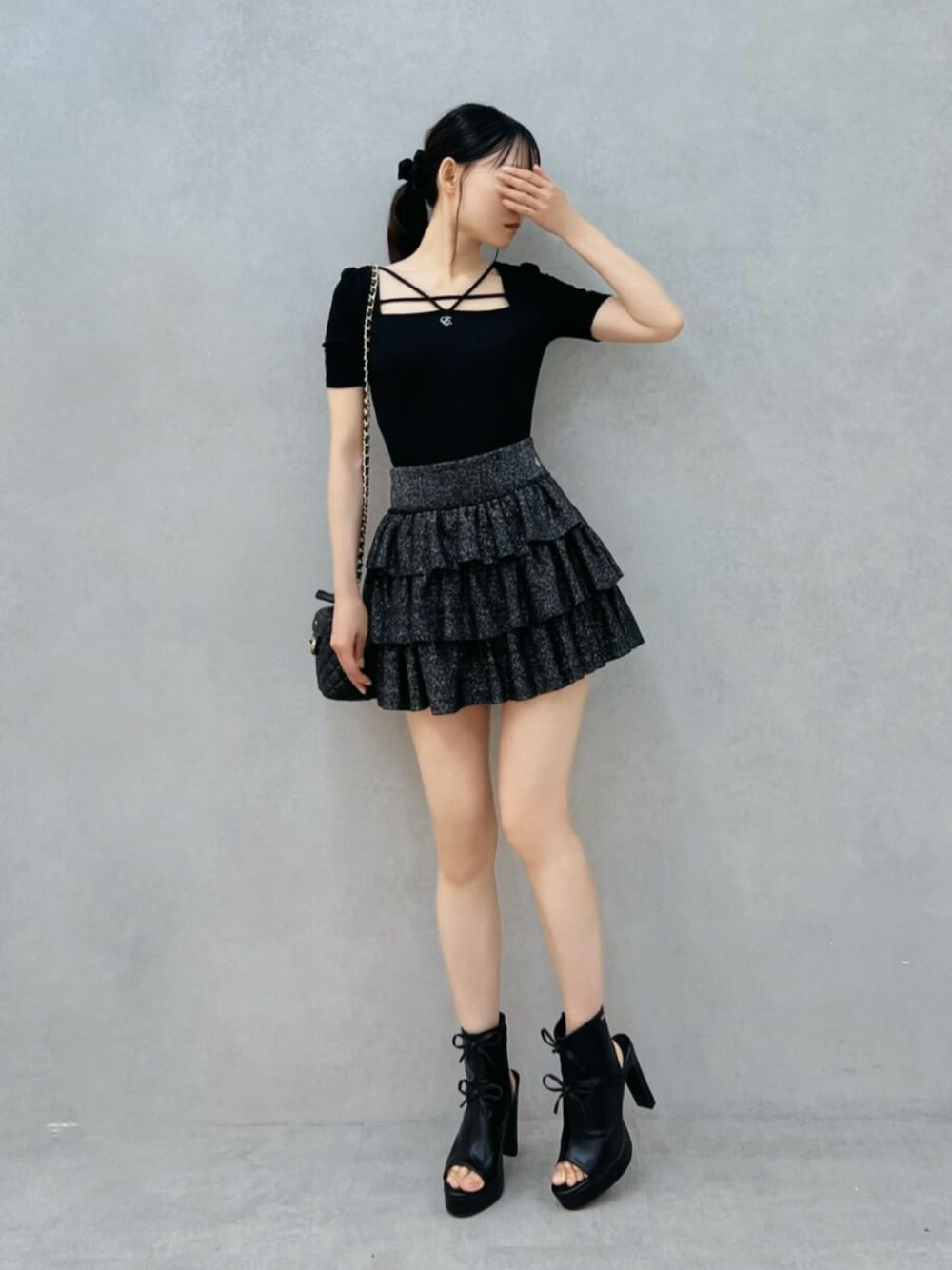ブラック系のサンダル、ブラック系のスカート、ブラック系のTシャツ/カットソーを着用したレディースの夏コーディネートの1枚目の写真