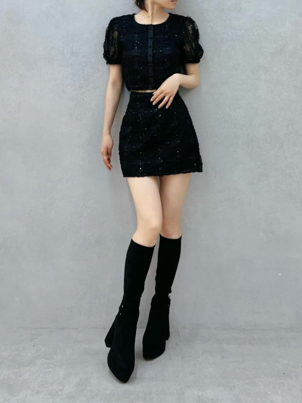 ブラック系のシャツ/ブラウス、ブラック系のスカート、ブラック系のブーツを着用したレディースの夏コーディネートの1枚目の写真