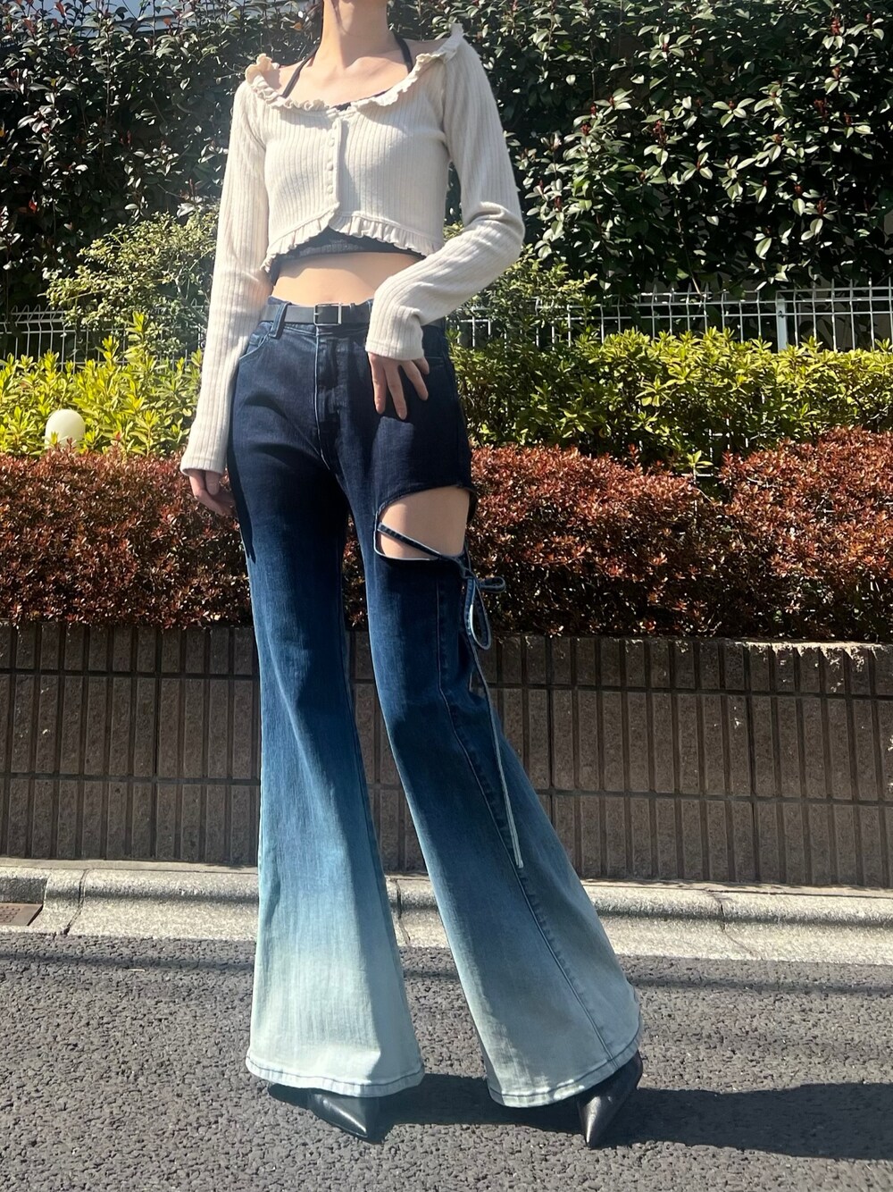 ブルー系のデニムパンツ、ホワイト系のTシャツ/カットソーを着用したレディースの春コーディネートの1枚目の写真